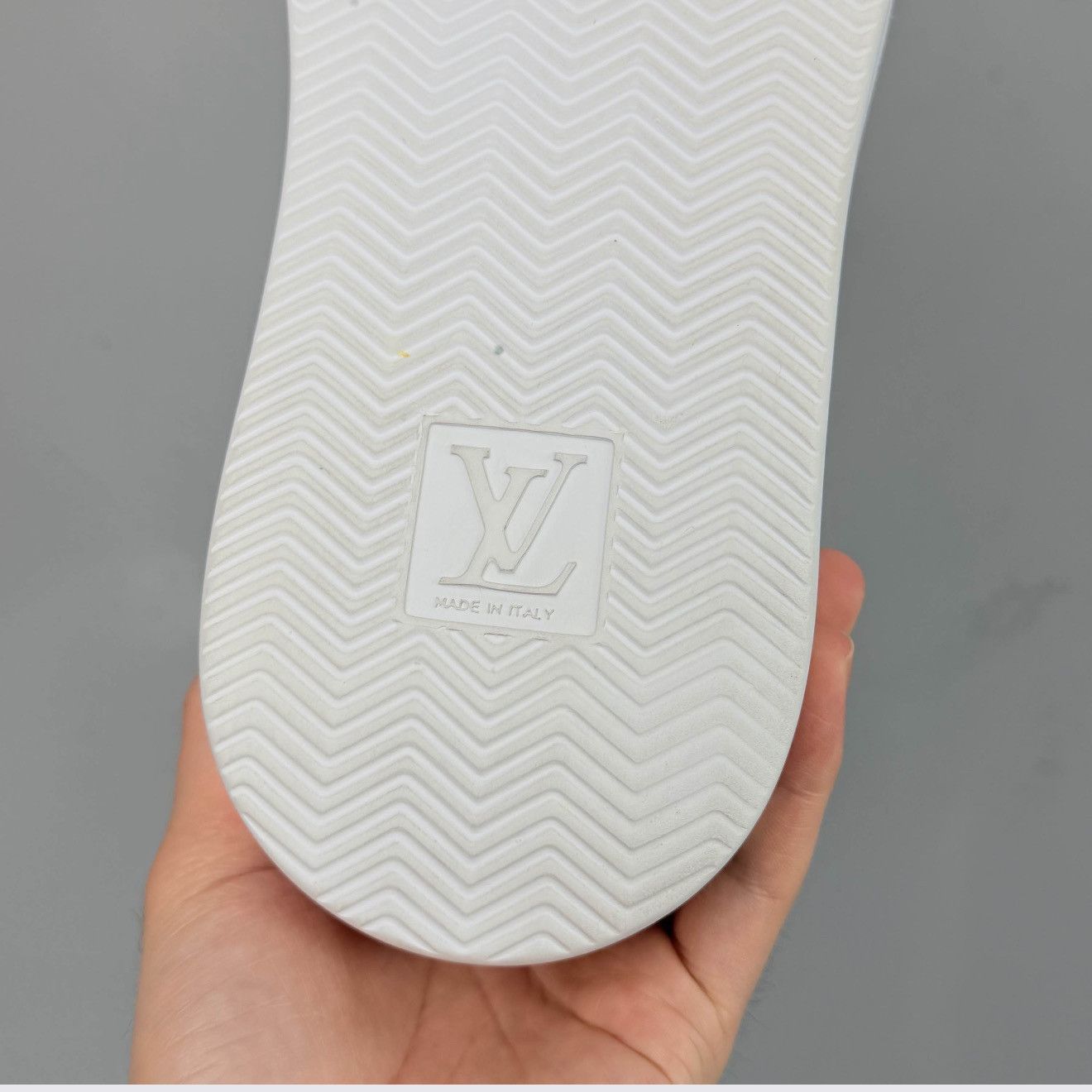Louis Vuitton Louis Vuitton Monogram Embossed Low-Top Sneakers US 9.5 Size US 9.5 / EU 42-43 - 7 Thumbnail