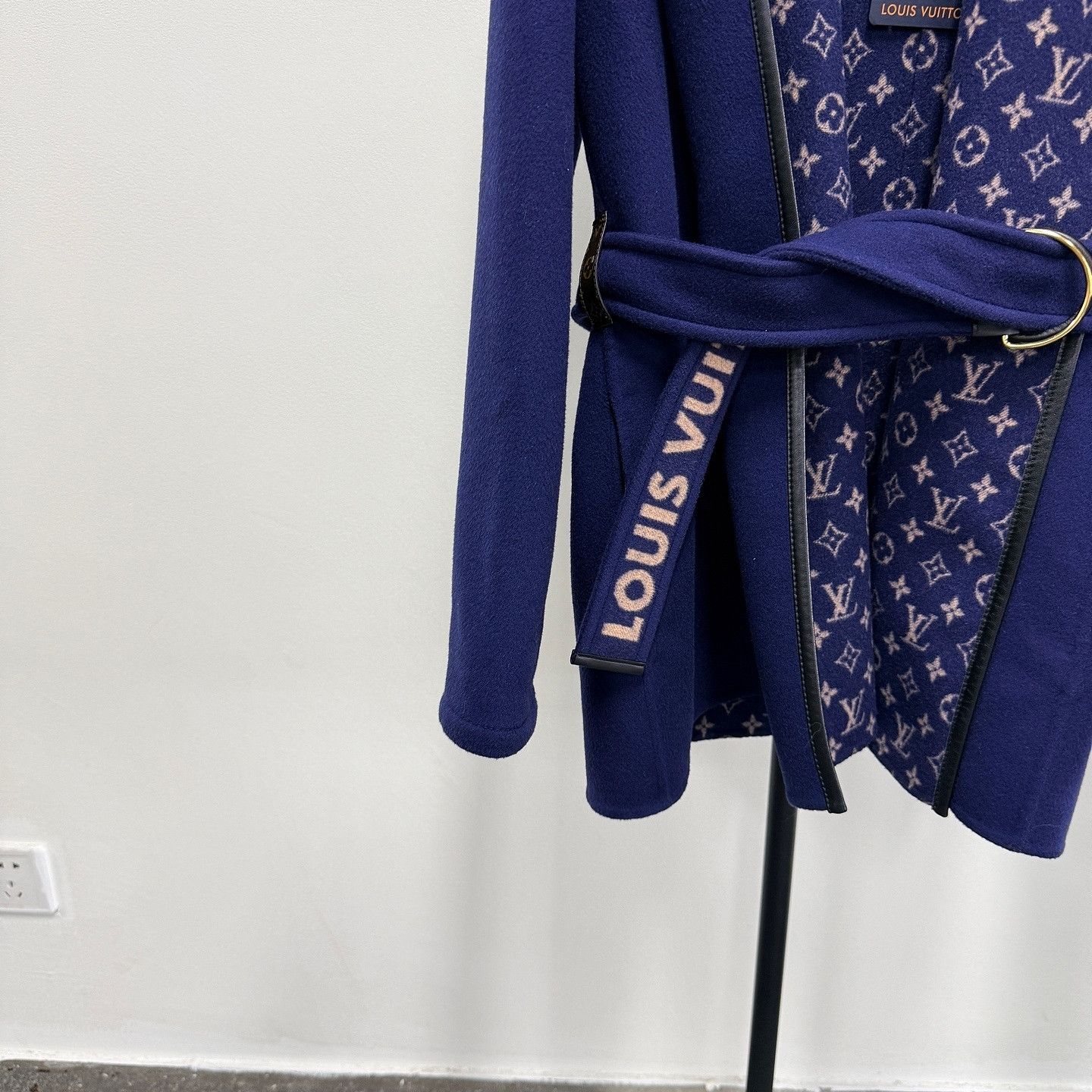 Louis Vuitton Louis Vuitton Monogram Belted Coat Size 40 Size S / US 4 / IT 40 - 6 Thumbnail