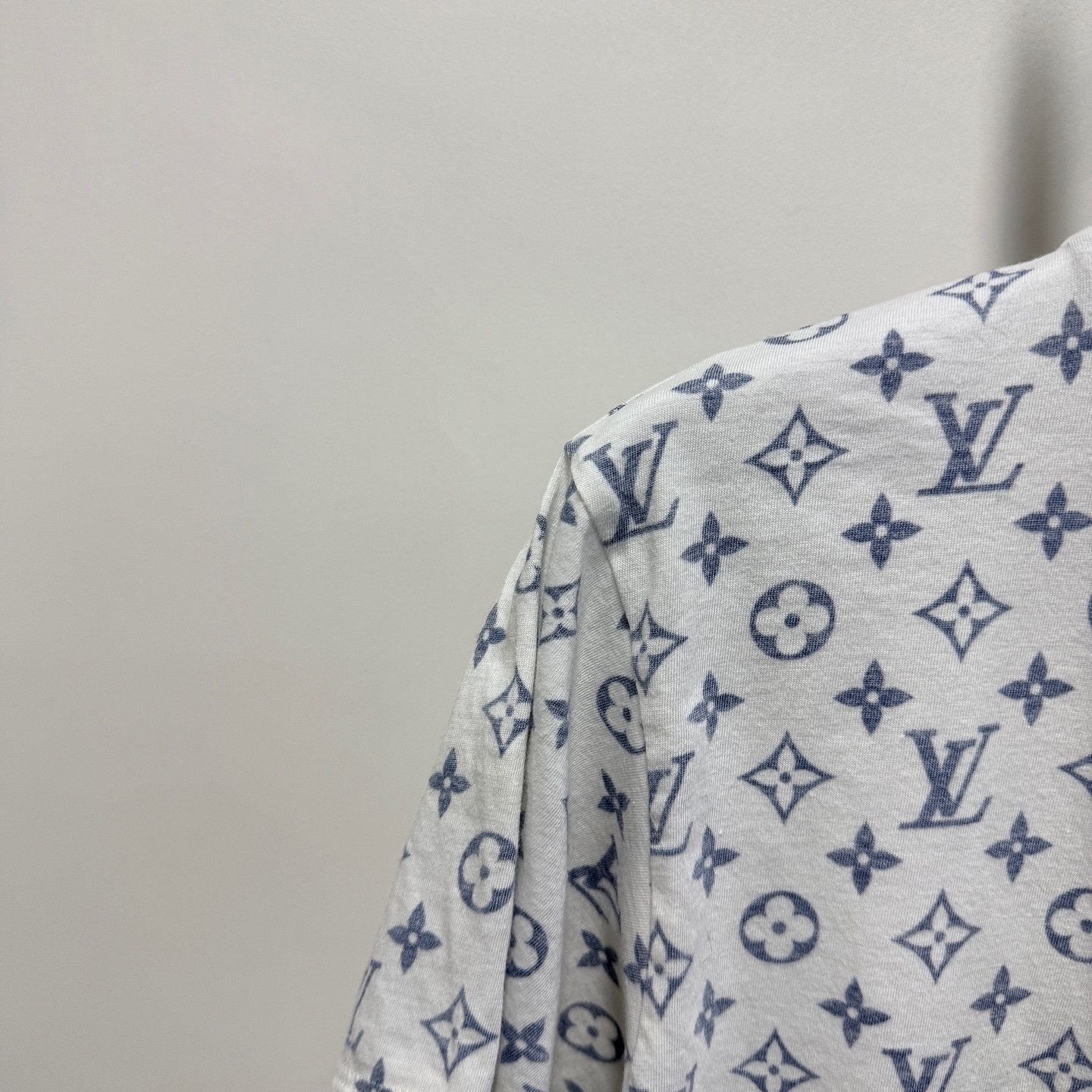 Louis Vuitton Louis Vuitton Monogram Print T-Shirt Size S Size S / US 4 / IT 40 - 7 Thumbnail