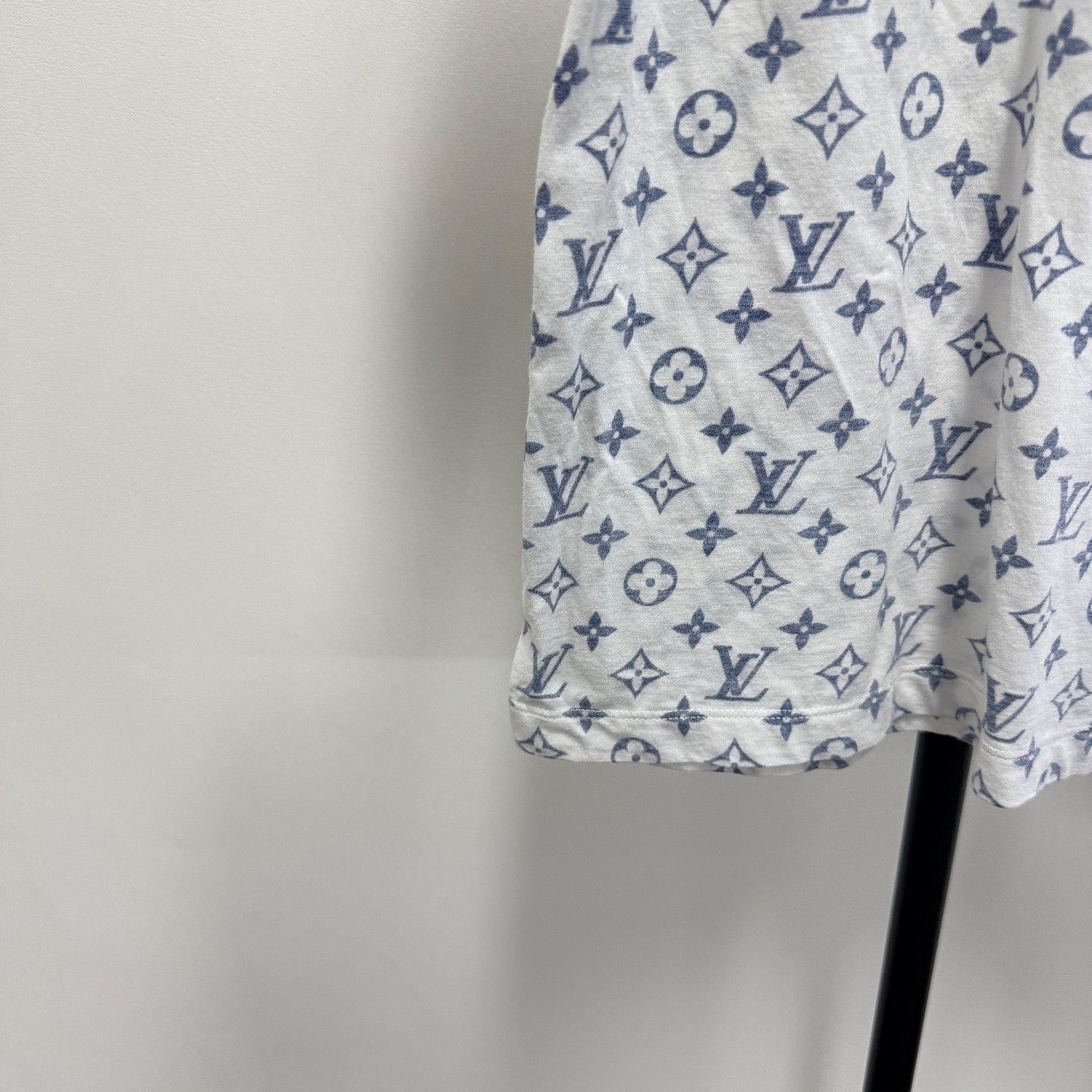 Louis Vuitton Louis Vuitton Monogram Print T-Shirt Size S Size S / US 4 / IT 40 - 9 Thumbnail