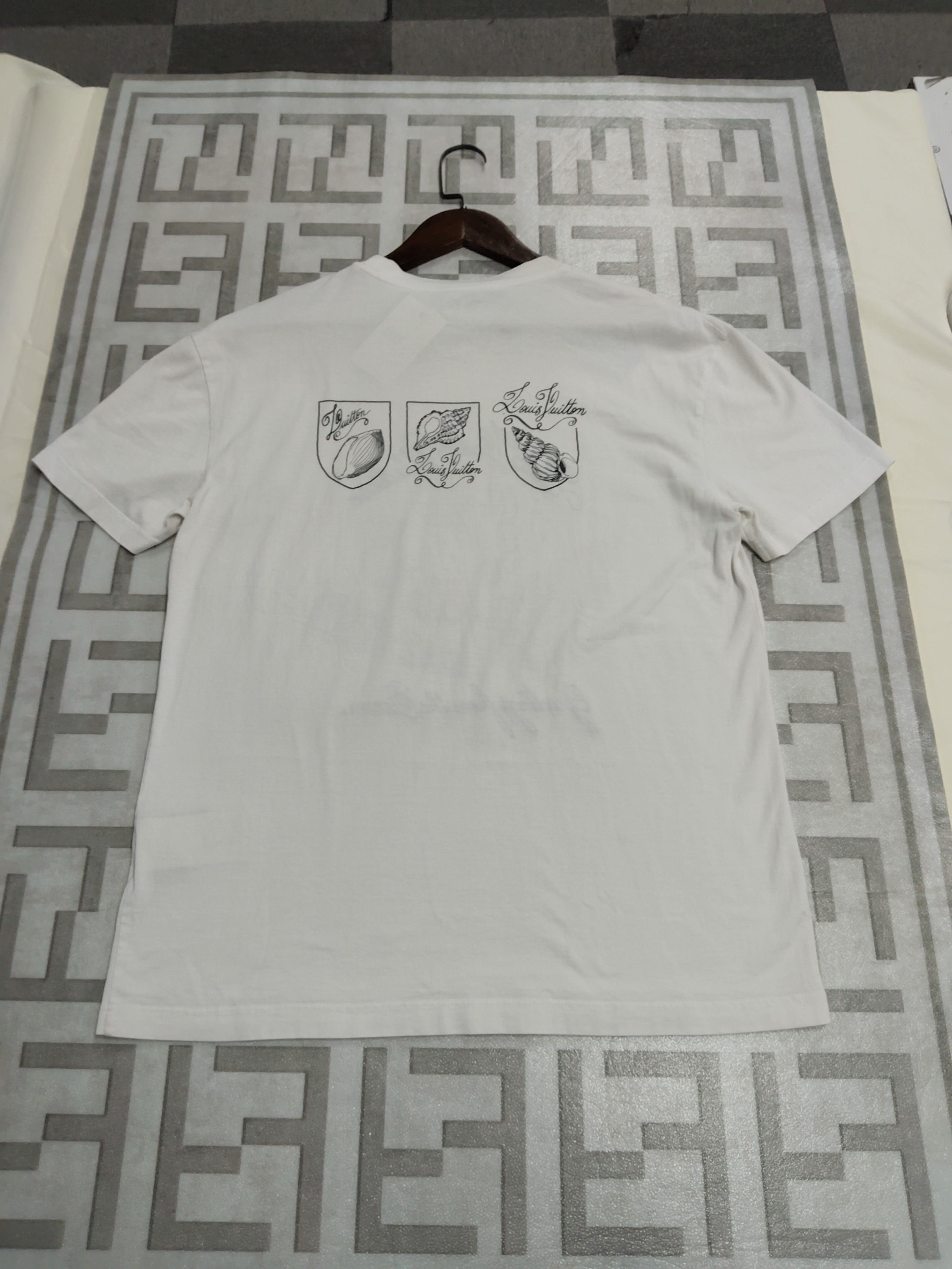 Louis Vuitton Louis Vuitton Seashell Graphic T-Shirt Size M Size US M / EU 48-50 / 2 - 2 Thumbnail