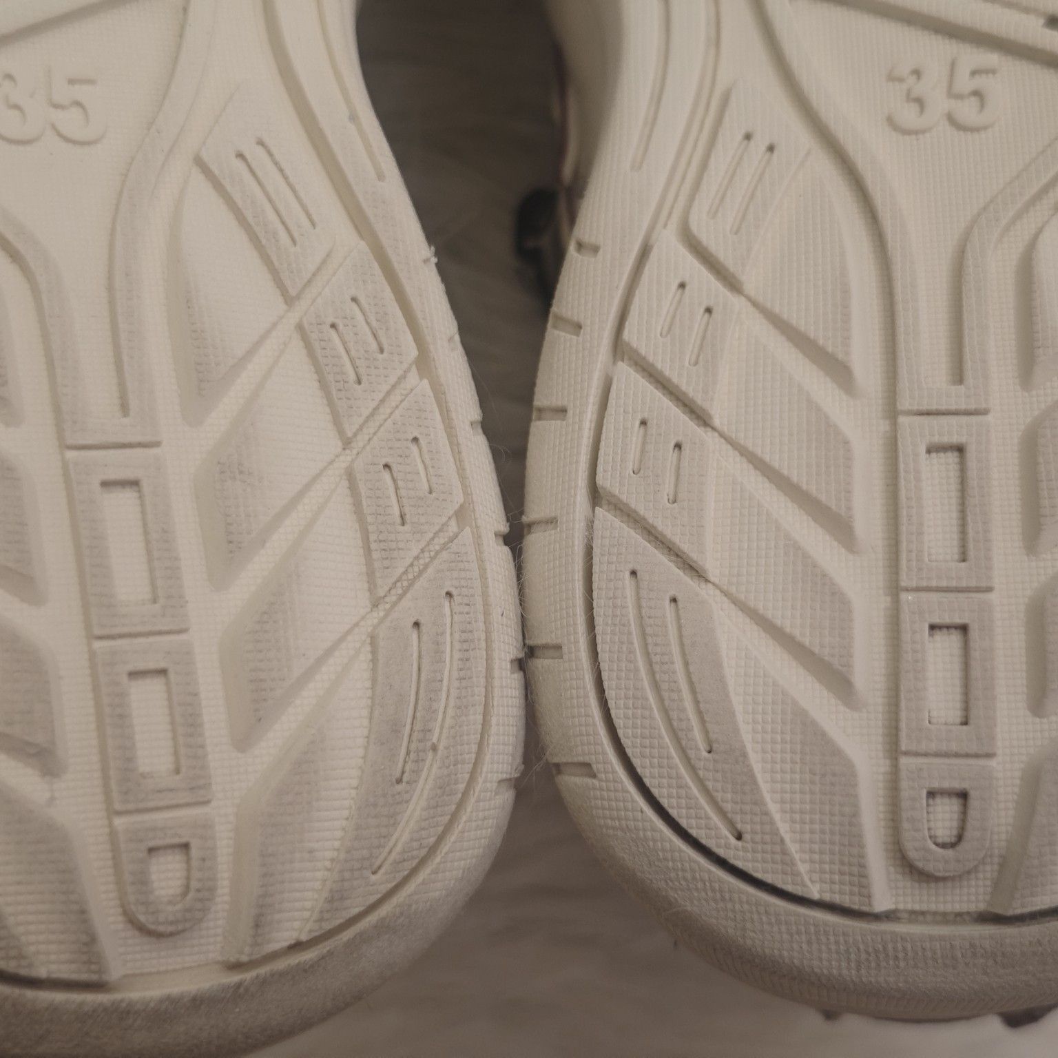 Balenciaga Balenciaga Worn-Out Low-Top Sneakers Size 35 Size US 5 / IT 35 - 8 Thumbnail