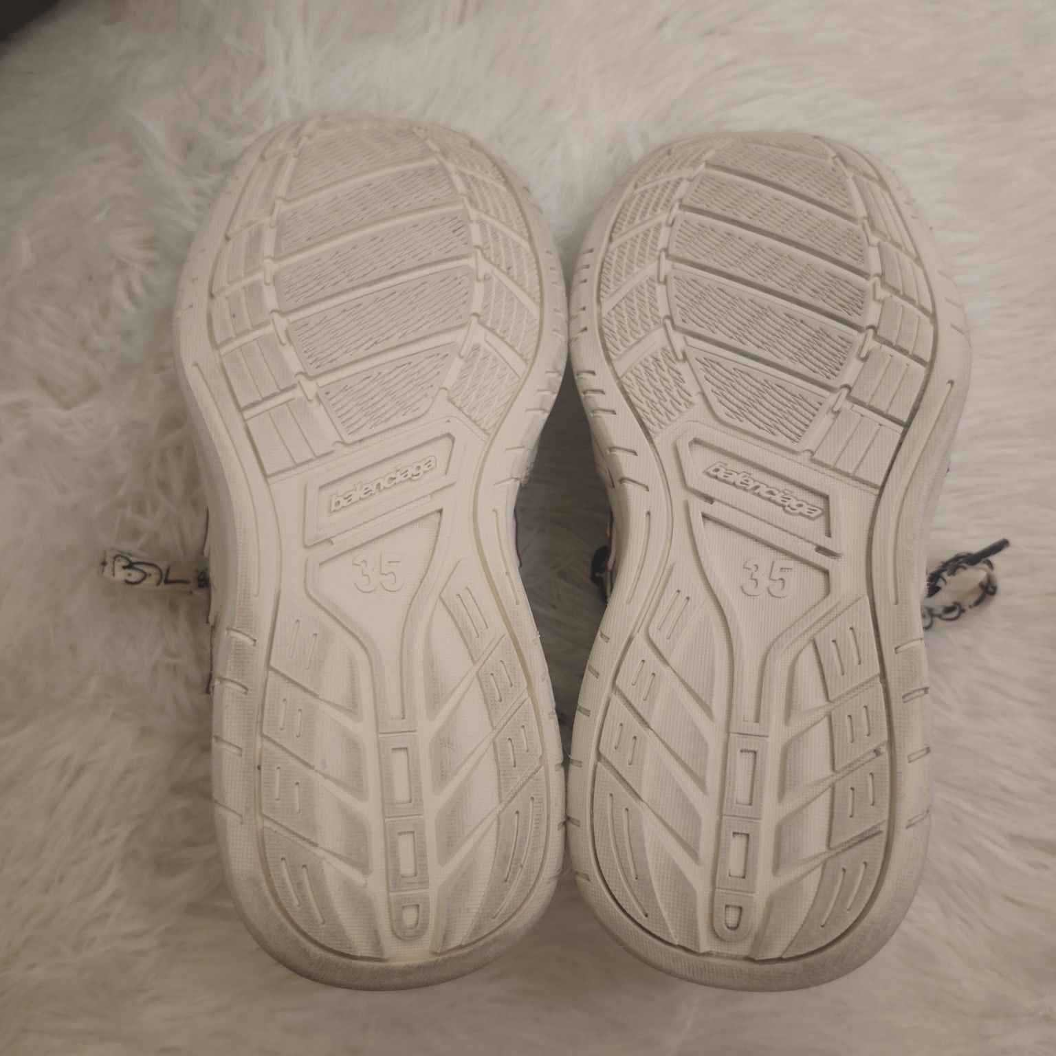 Balenciaga Balenciaga Worn-Out Low-Top Sneakers Size 35 Size US 5 / IT 35 - 4 Thumbnail