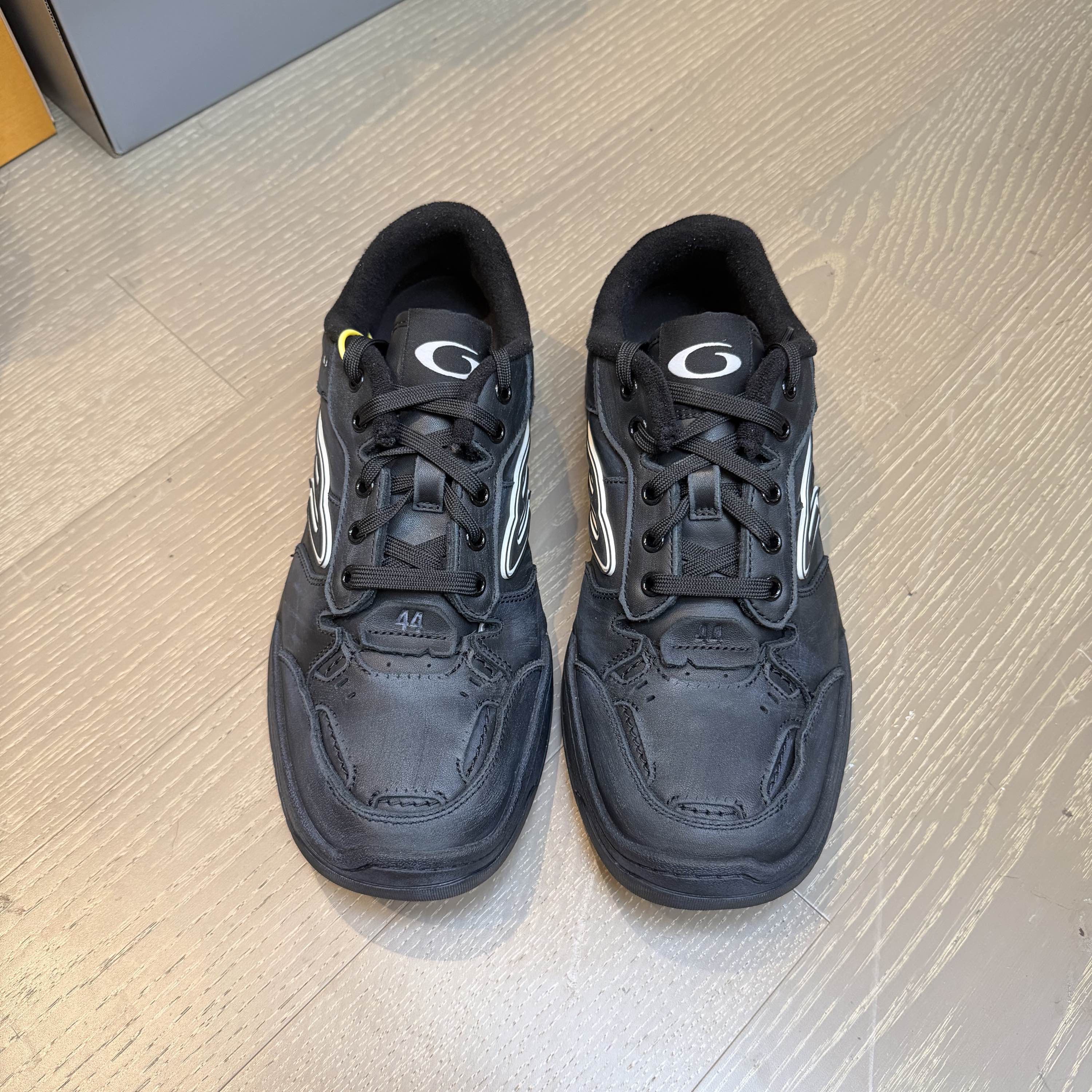 Balenciaga Balenciaga Hamptons Worn-Out Sneakers Size 11 Size US 11 / EU 44 - 2 Thumbnail
