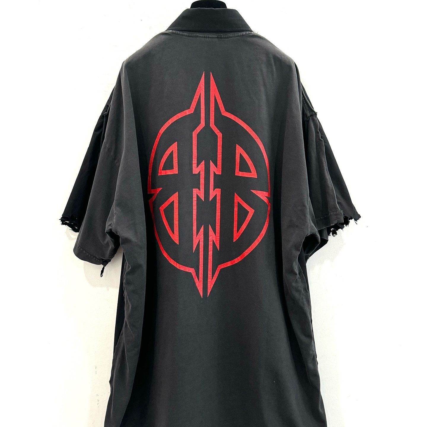 Balenciaga Balenciaga Red Back Logo Shirt Size L Size US L / EU 52-54 / 3 - 2 Thumbnail