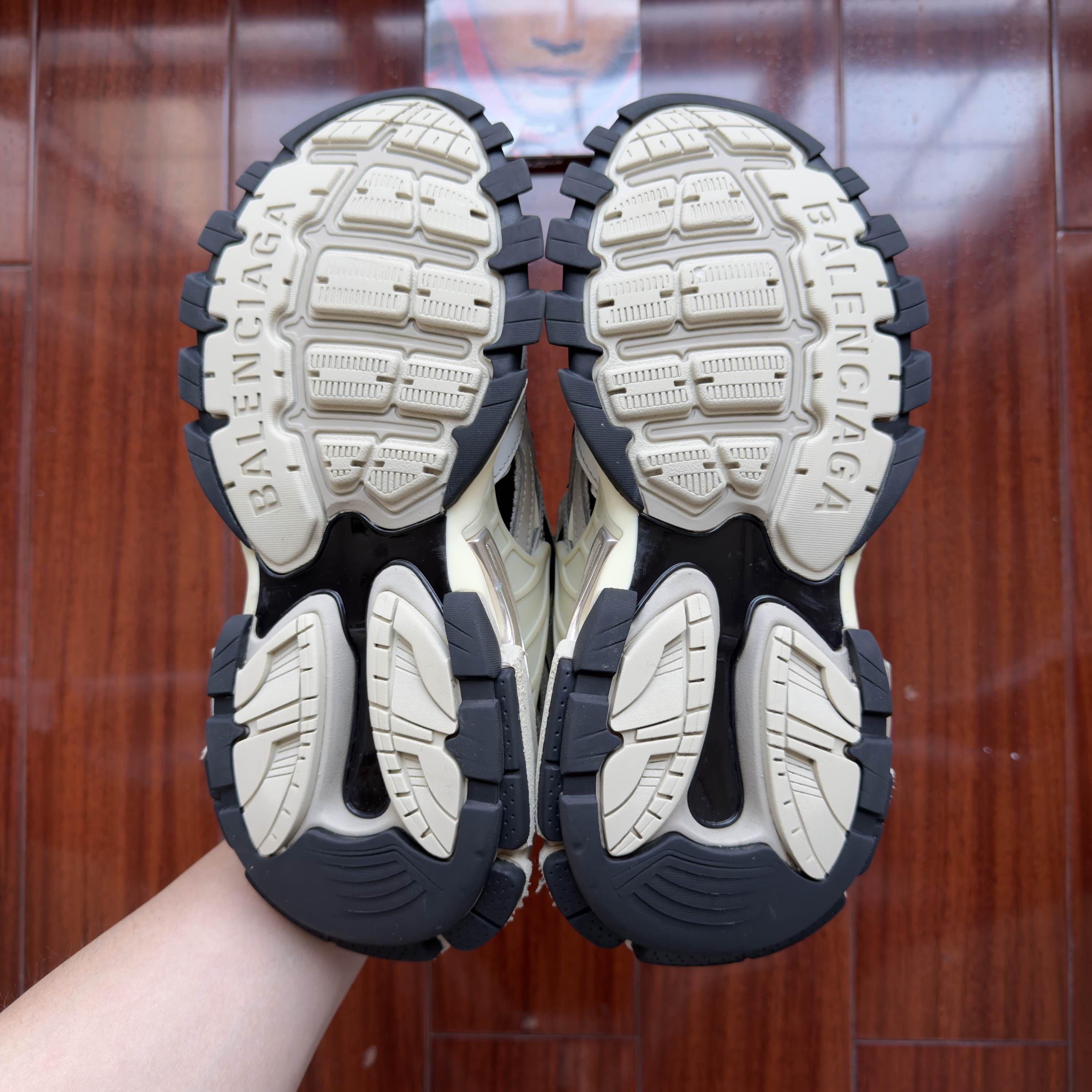 Balenciaga Balenciaga Track 2.0 Sneakers Beige Size 37 Size US 7 / IT 37 - 4 Thumbnail