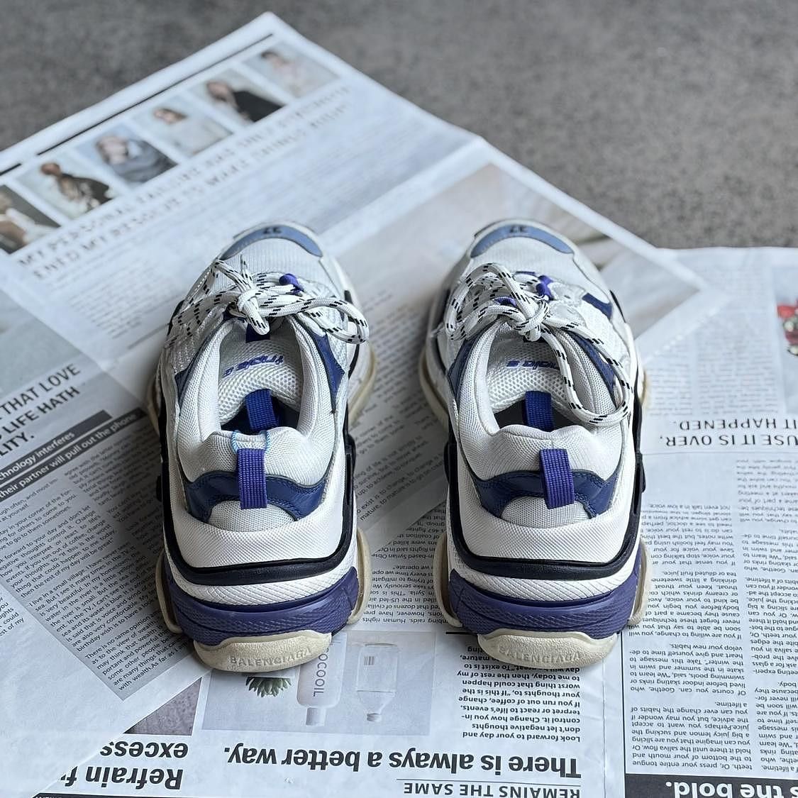 Balenciaga Balenciaga Triple S Low Top Sneakers White Blue Size 37 Size US 7 / IT 37 - 3 Thumbnail
