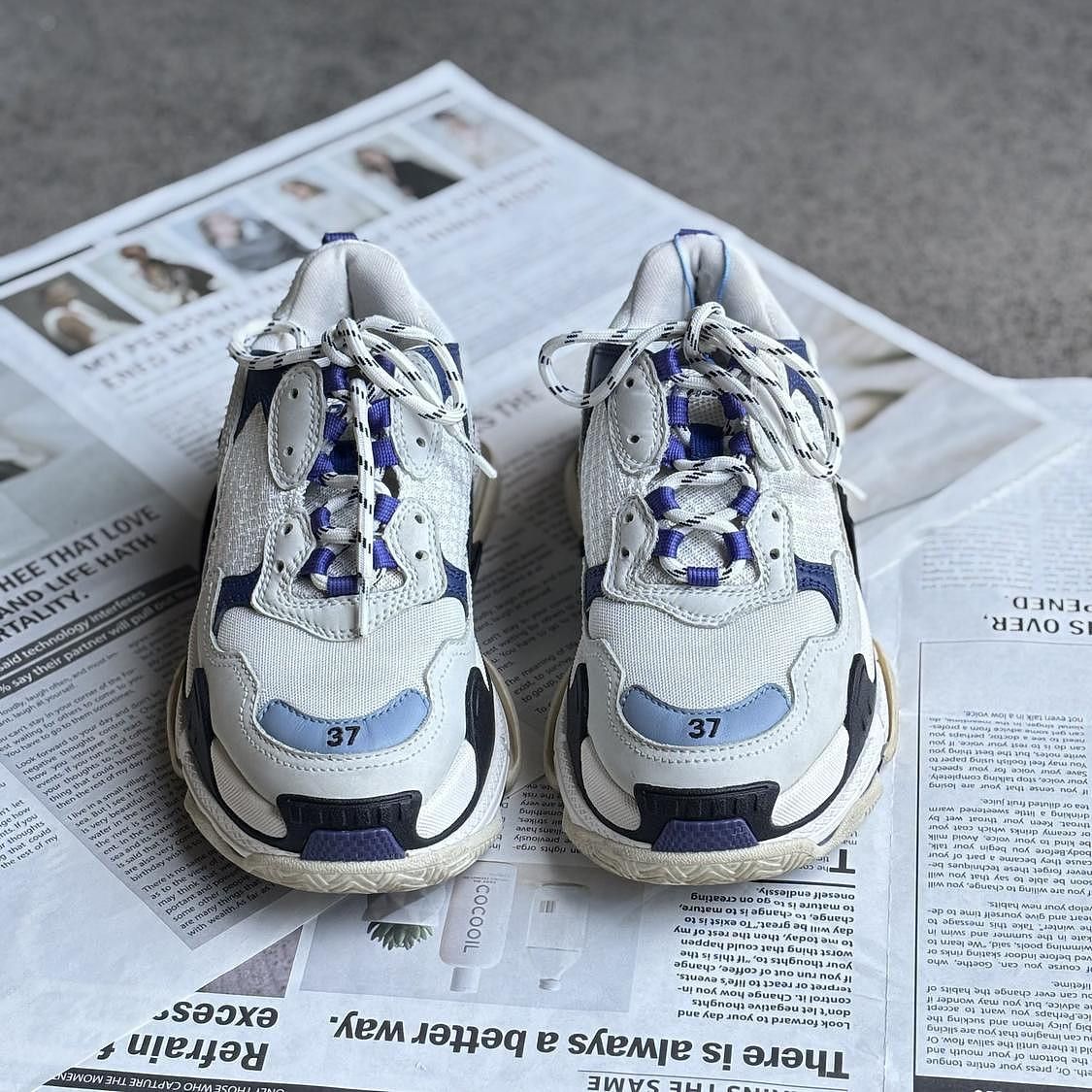 Balenciaga Balenciaga Triple S Low Top Sneakers White Blue Size 37 Size US 7 / IT 37 - 2 Thumbnail