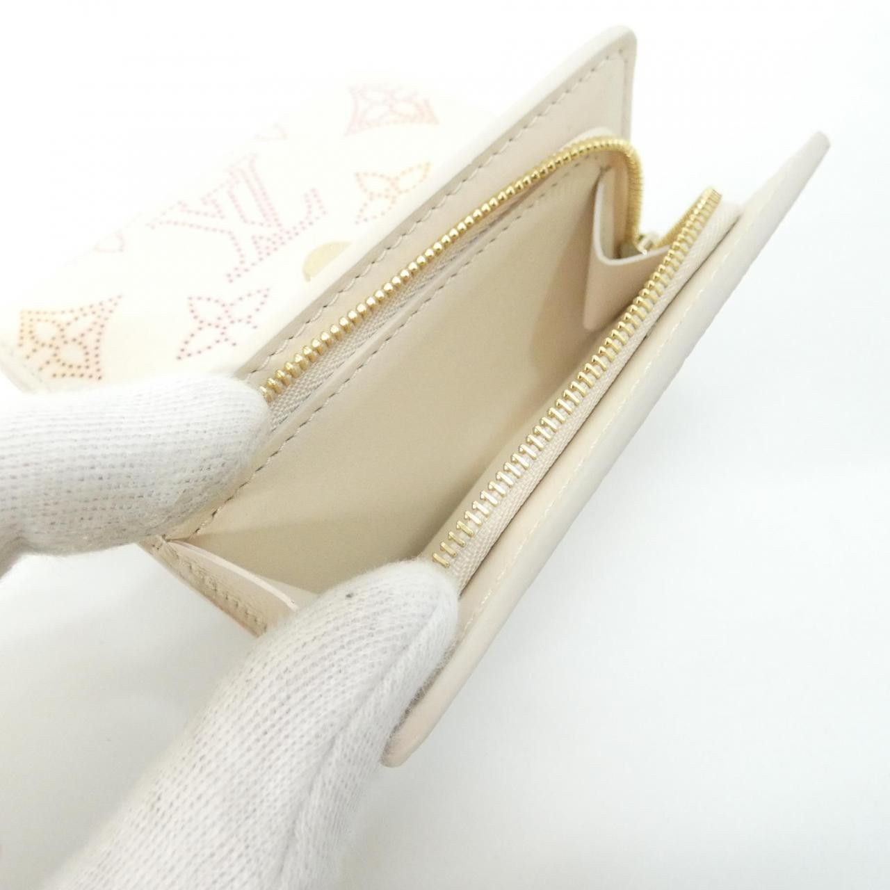 Louis Vuitton Louis Vuitton Louis Vuitton Mahina Leather Wallet Leather Short Wallet M25640 DUTY FREE for USA Size ONE SIZE - 8 Thumbnail