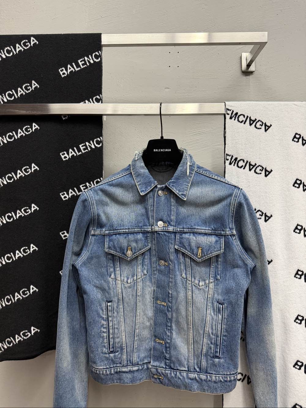 Balenciaga Balenciaga Logo Back Denim Jacket Size 46 Size US S / EU 44-46 / 1 - 6 Thumbnail