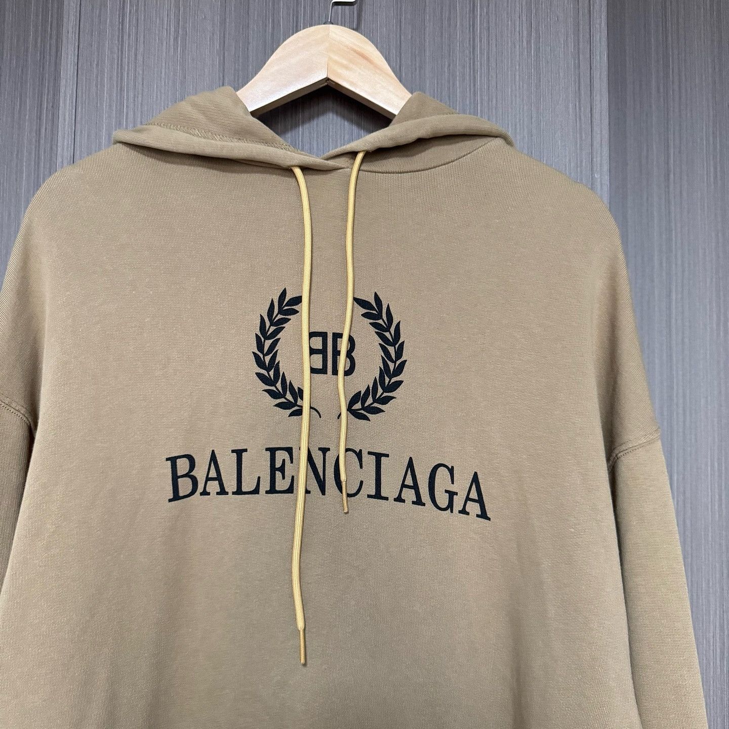 Balenciaga Balenciaga Laurel Logo Hoodie Beige Size XS Size US XS / EU 42 / 0 - 5 Thumbnail