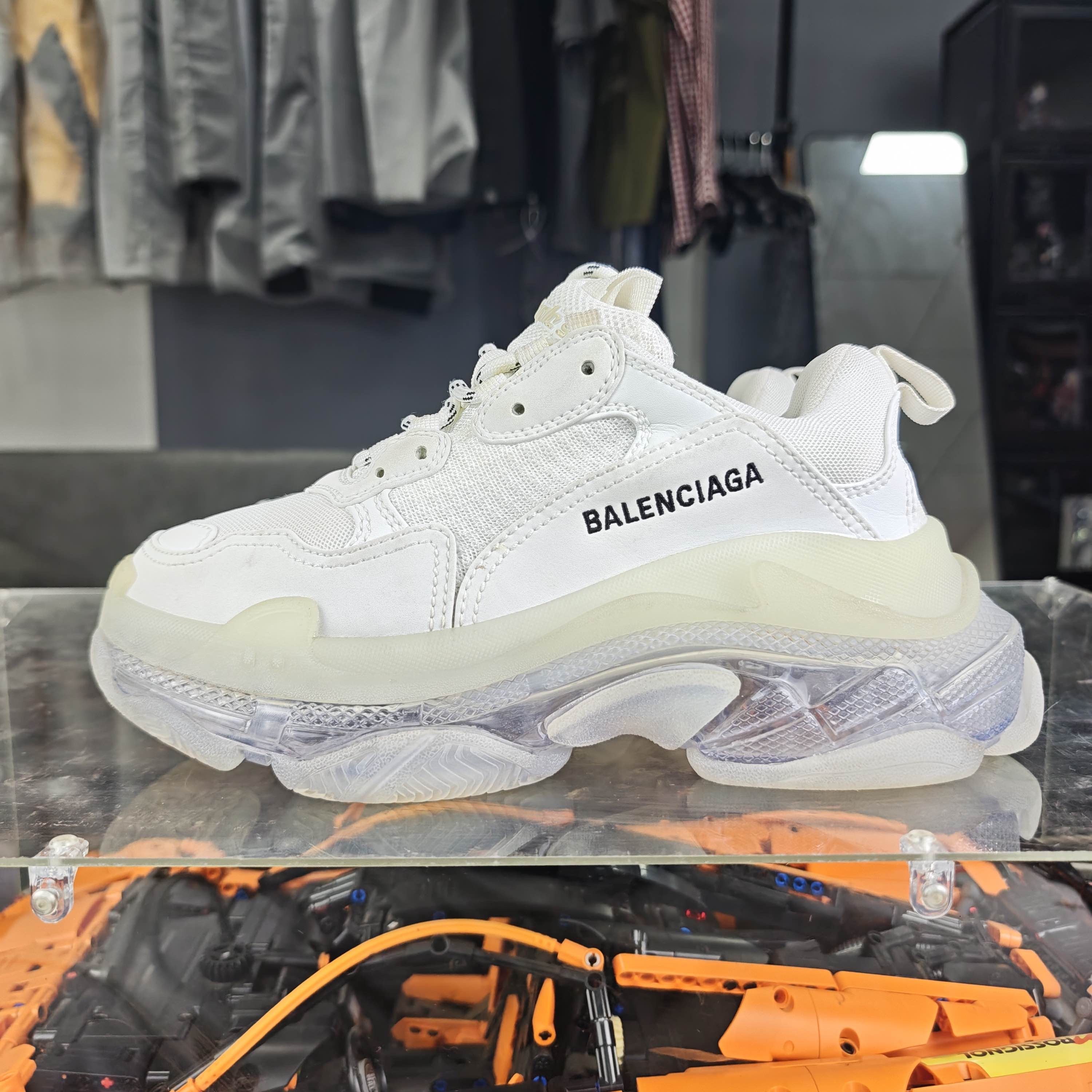 Balenciaga Balenciaga White Triple S Clear Sole Sneakers Size 37 Size US 7 / IT 37 - 6 Thumbnail