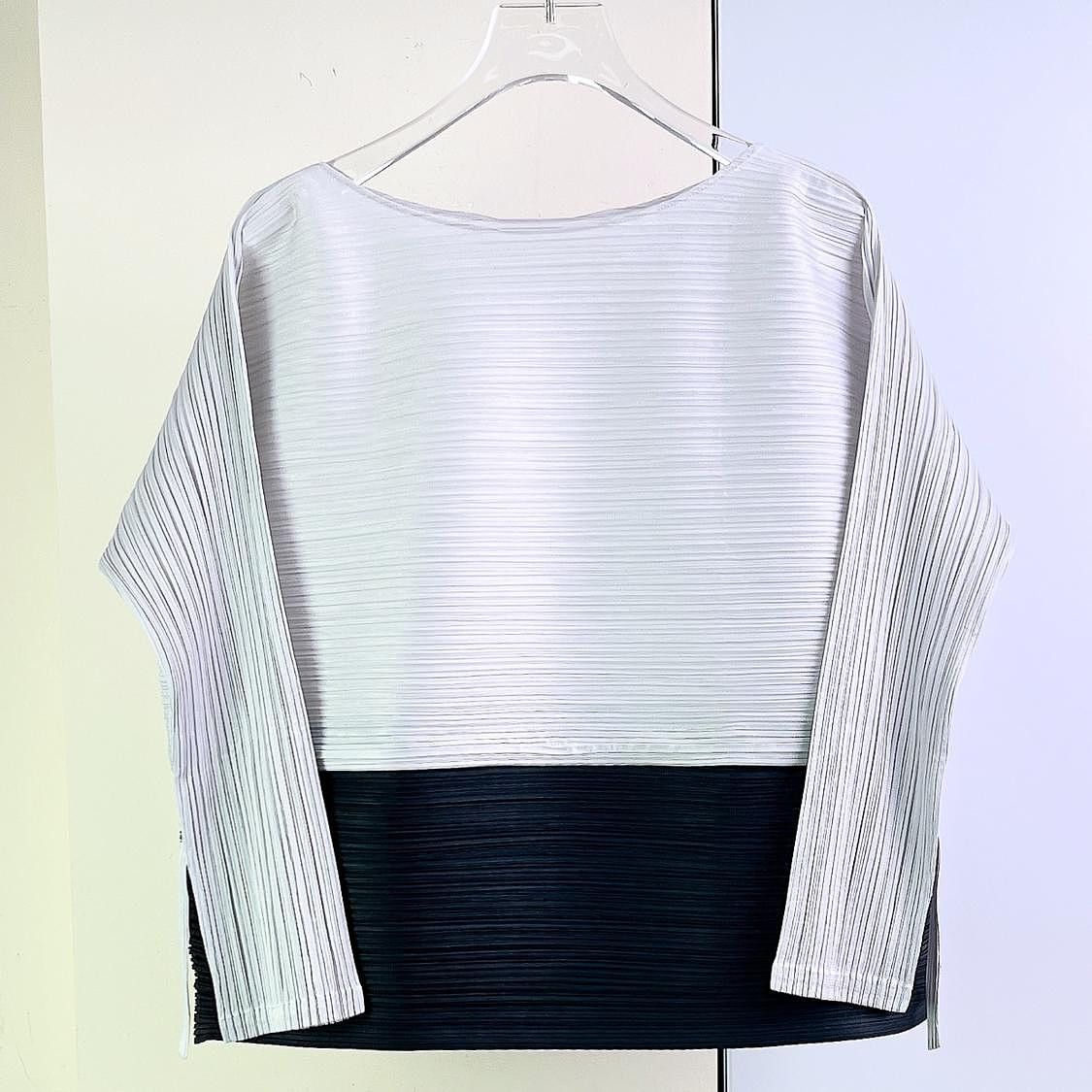 Pleats Please Issey Miyake Pleats Please Issey Miyake Two-Tone Pleated Top Size 3 Size M / US 6-8 / IT 42-44 - 2 Thumbnail