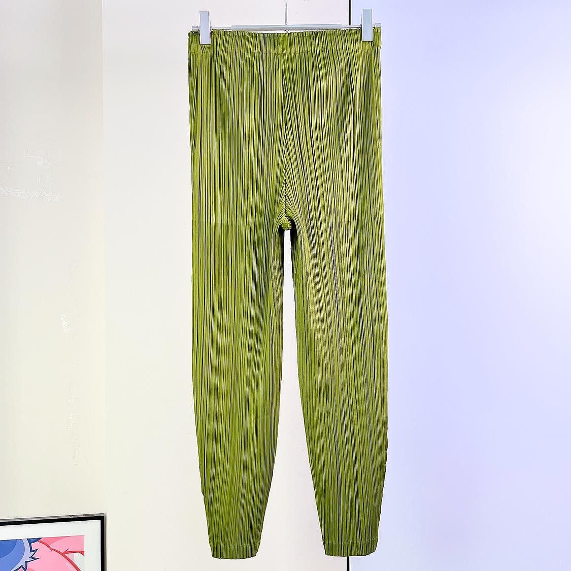 Pleats Please Issey Miyake PLEATS PLEASE ISSEY MIYAKE Green Pleated Pants Size 2 Size 28" / US 6 / IT 42 - 2 Thumbnail
