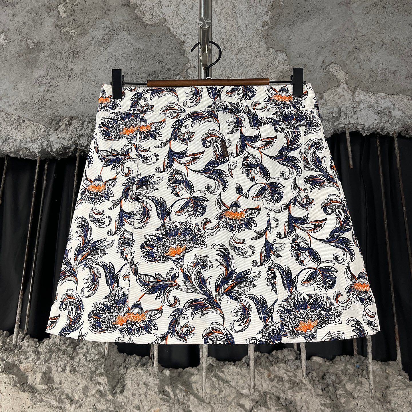 Louis Vuitton Louis Vuitton Floral Print Mini Skirt Size 34 Size 24" / US 00 / IT 34 - 2 Thumbnail