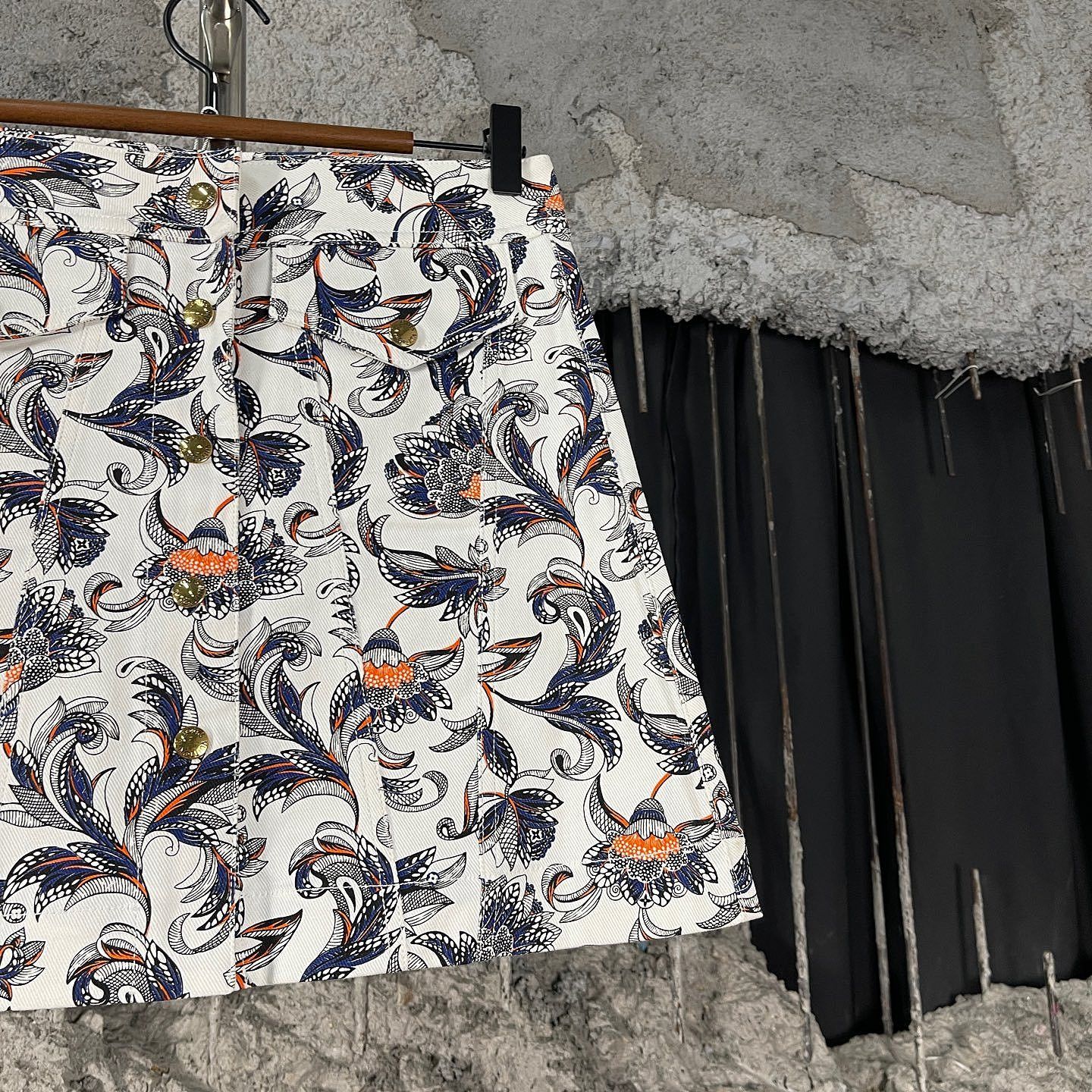 Louis Vuitton Louis Vuitton Floral Print Mini Skirt Size 34 Size 24" / US 00 / IT 34 - 6 Thumbnail