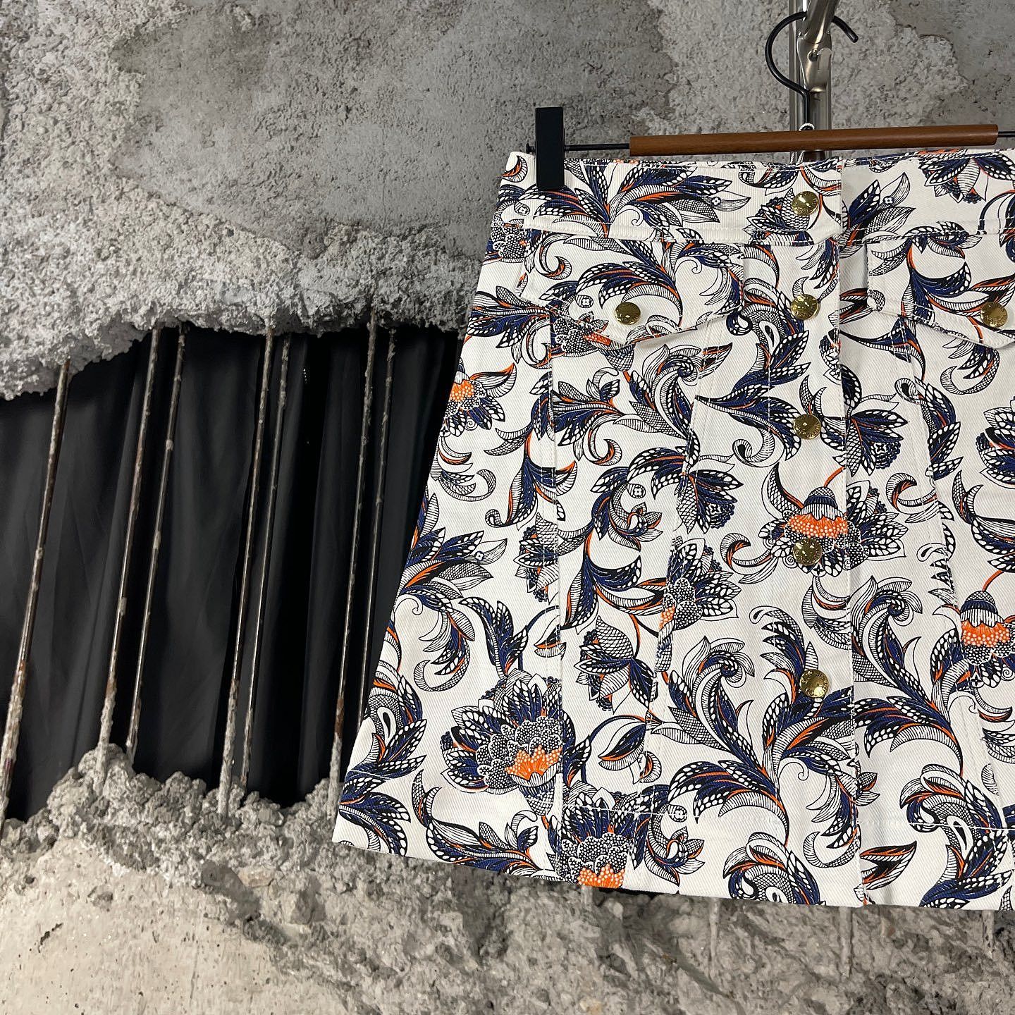 Louis Vuitton Louis Vuitton Floral Print Mini Skirt Size 34 Size 24" / US 00 / IT 34 - 5 Thumbnail