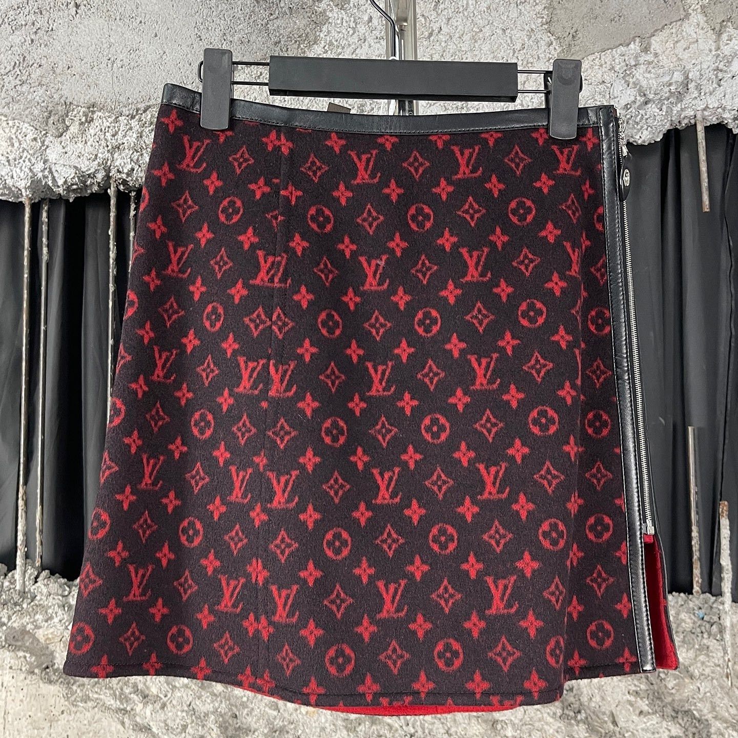 Louis Vuitton Louis Vuitton Red Monogram Wool Mini Skirt 36 Size 25" / US 0 / IT 36 - 2 Thumbnail
