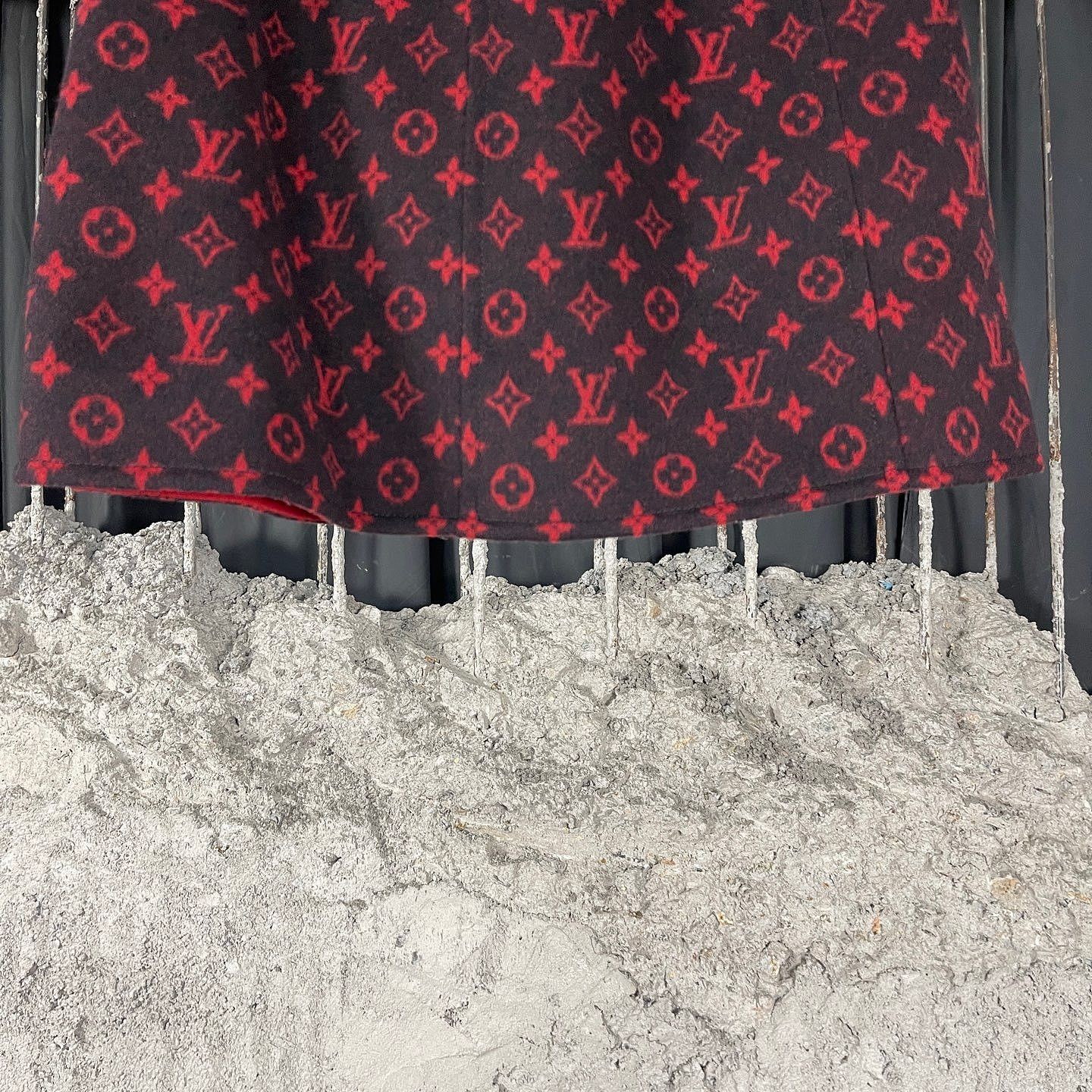 Louis Vuitton Louis Vuitton Red Monogram Wool Mini Skirt 36 Size 25" / US 0 / IT 36 - 6 Thumbnail