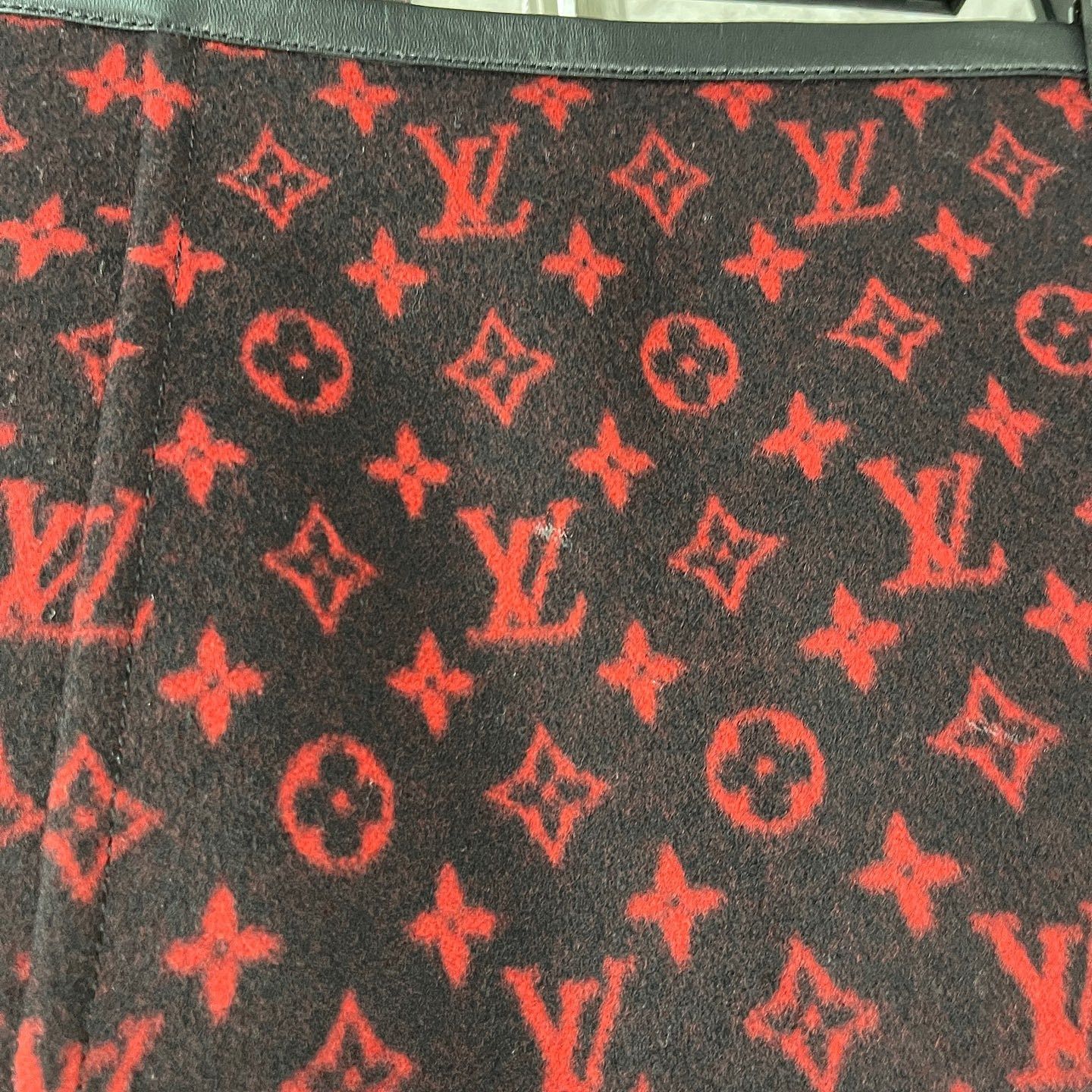 Louis Vuitton Louis Vuitton Red Monogram Wool Mini Skirt 36 Size 25" / US 0 / IT 36 - 8 Thumbnail
