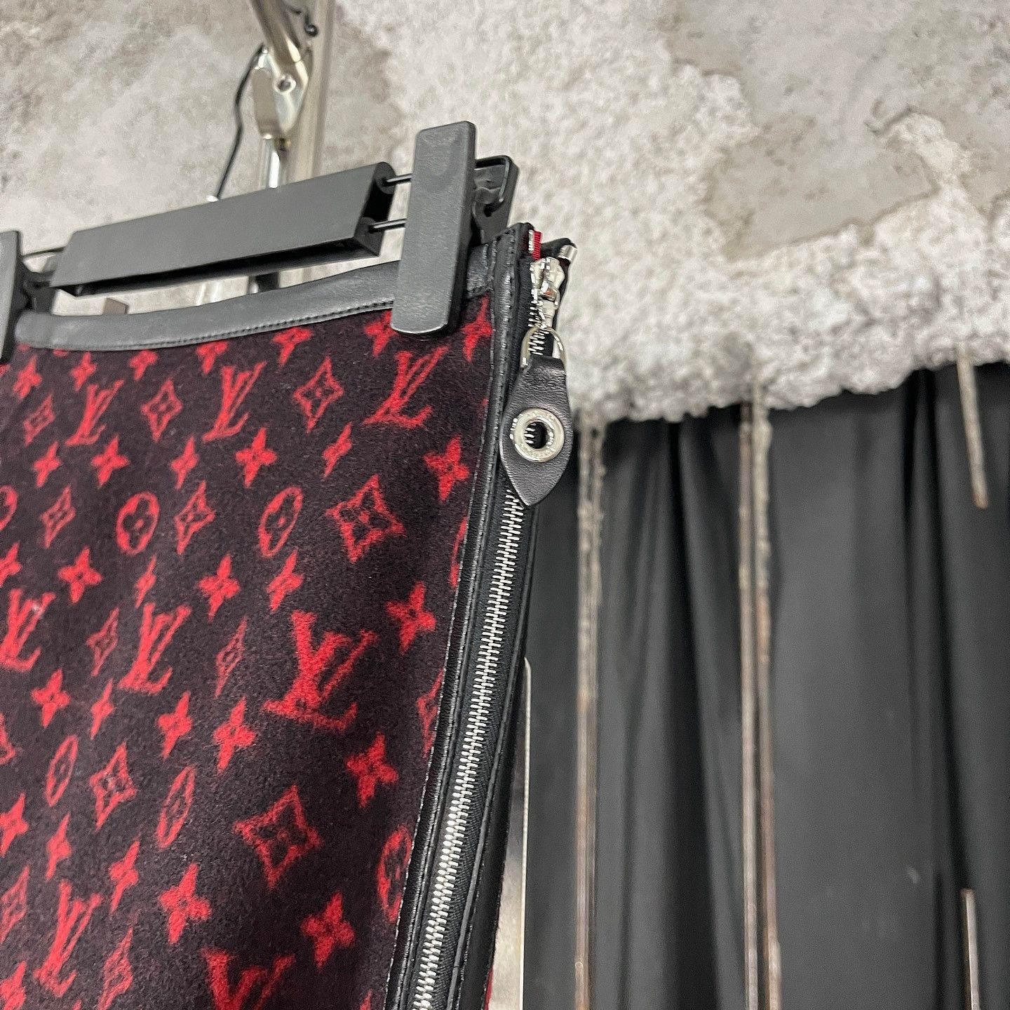 Louis Vuitton Louis Vuitton Red Monogram Wool Mini Skirt 36 Size 25" / US 0 / IT 36 - 7 Thumbnail