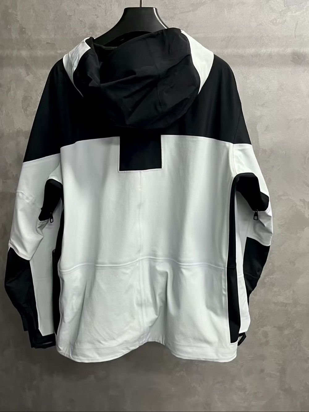 Louis Vuitton Louis Vuitton Logo Hooded Jacket Size M Size US M / EU 48-50 / 2 - 2 Thumbnail