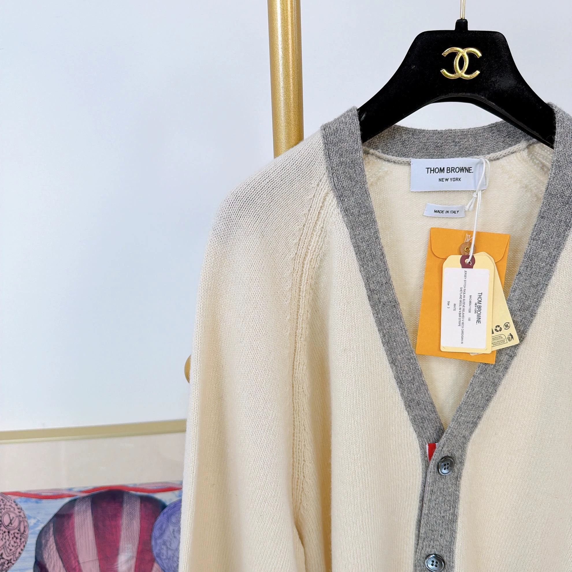 Thom Browne Beige V-Neck Cardigan with Striped Sleeves Size L Size US L / EU 52-54 / 3 - 3 Thumbnail