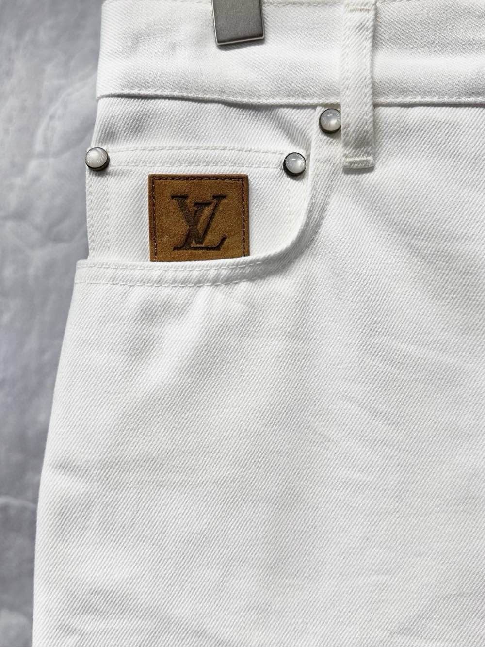 Louis Vuitton Louis Vuitton Leather Patch Denim Shorts Size 31 Size US 31 - 6 Thumbnail