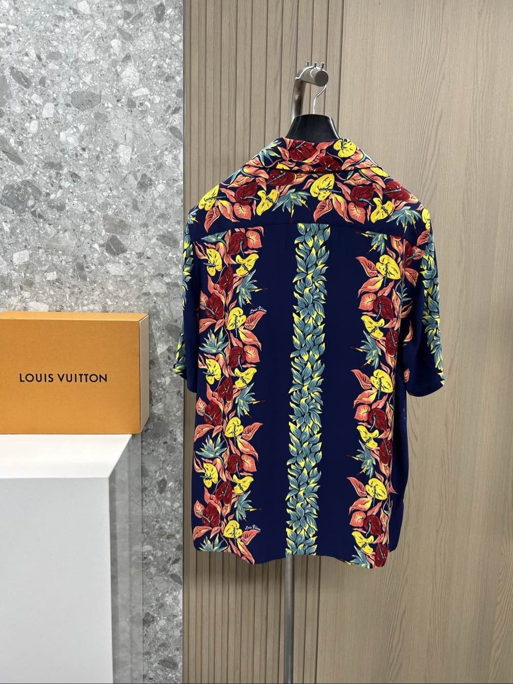 Louis Vuitton Louis Vuitton Floral Short Sleeve Shirt L Size US L / EU 52-54 / 3 - 2 Thumbnail
