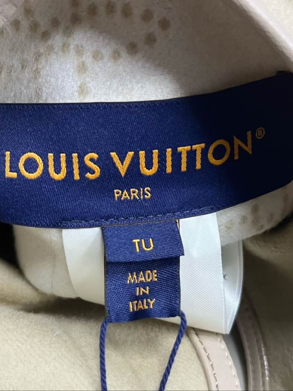Louis Vuitton Louis Vuitton Monogram Cape One Size Size ONE SIZE - 3 Thumbnail