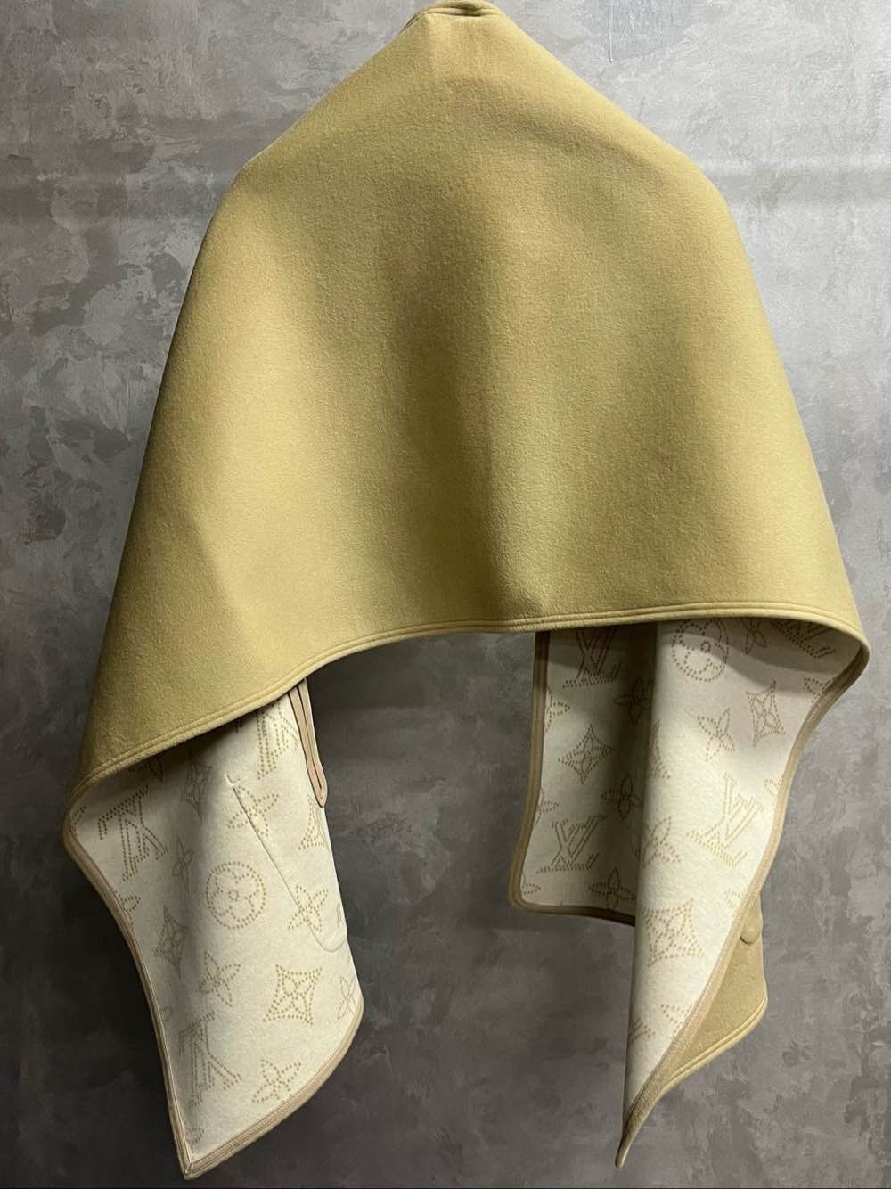 Louis Vuitton Louis Vuitton Monogram Cape One Size Size ONE SIZE - 2 Thumbnail