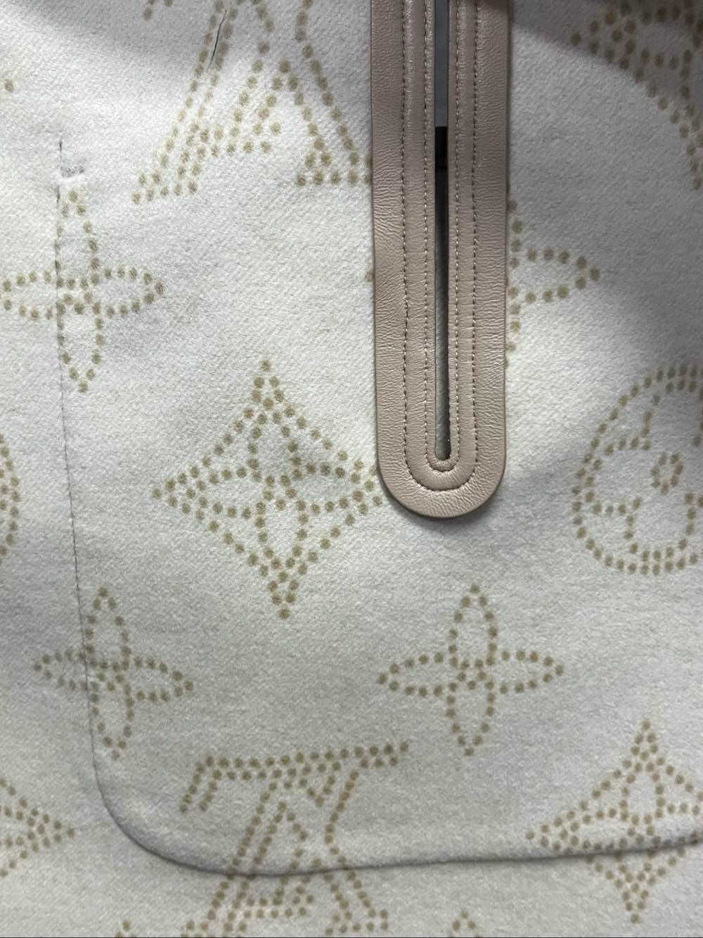 Louis Vuitton Louis Vuitton Monogram Cape One Size Size ONE SIZE - 5 Thumbnail
