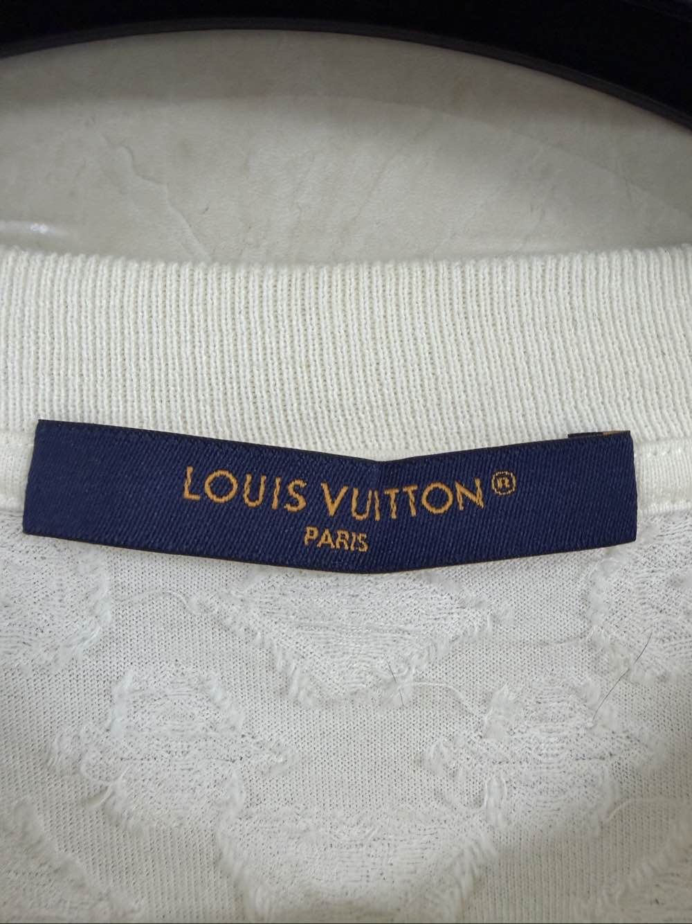 Louis Vuitton Louis Vuitton Monogram Embossed T-Shirt Size XL Size US XL / EU 56 / 4 - 3 Thumbnail