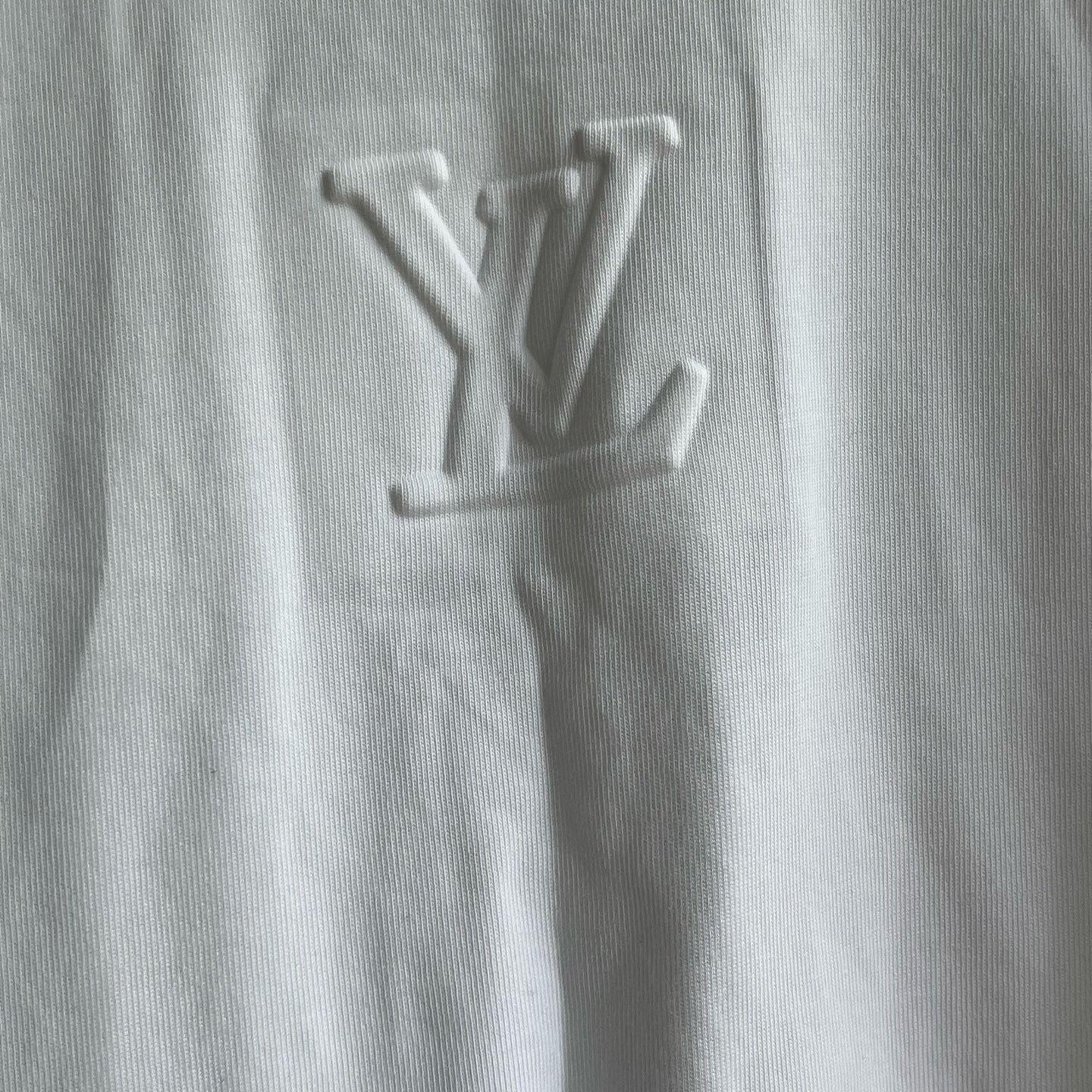 Louis Vuitton Louis Vuitton Embossed Logo T-Shirt Size S Size US S / EU 44-46 / 1 - 5 Thumbnail