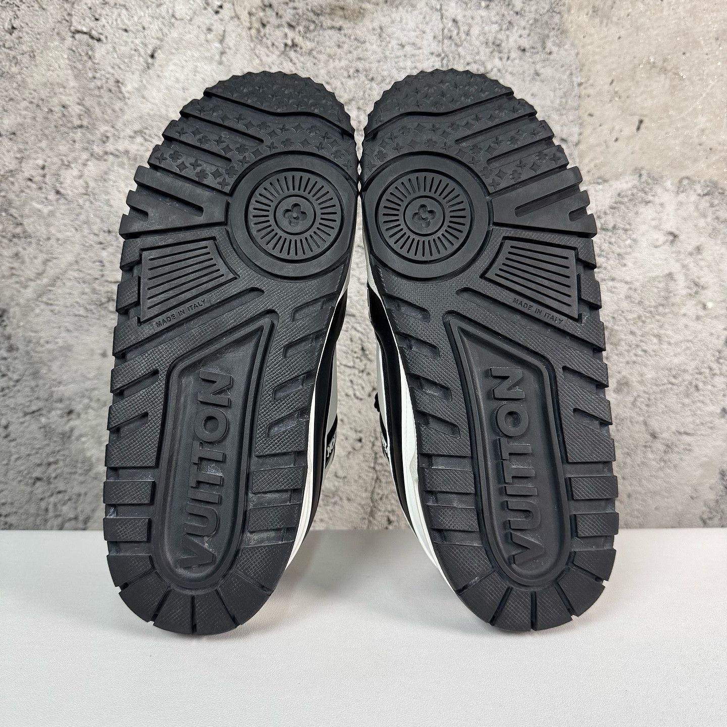Louis Vuitton Louis Vuitton Trainer Maxi Sneakers Size 9 Size US 9 / EU 42 - 4 Thumbnail