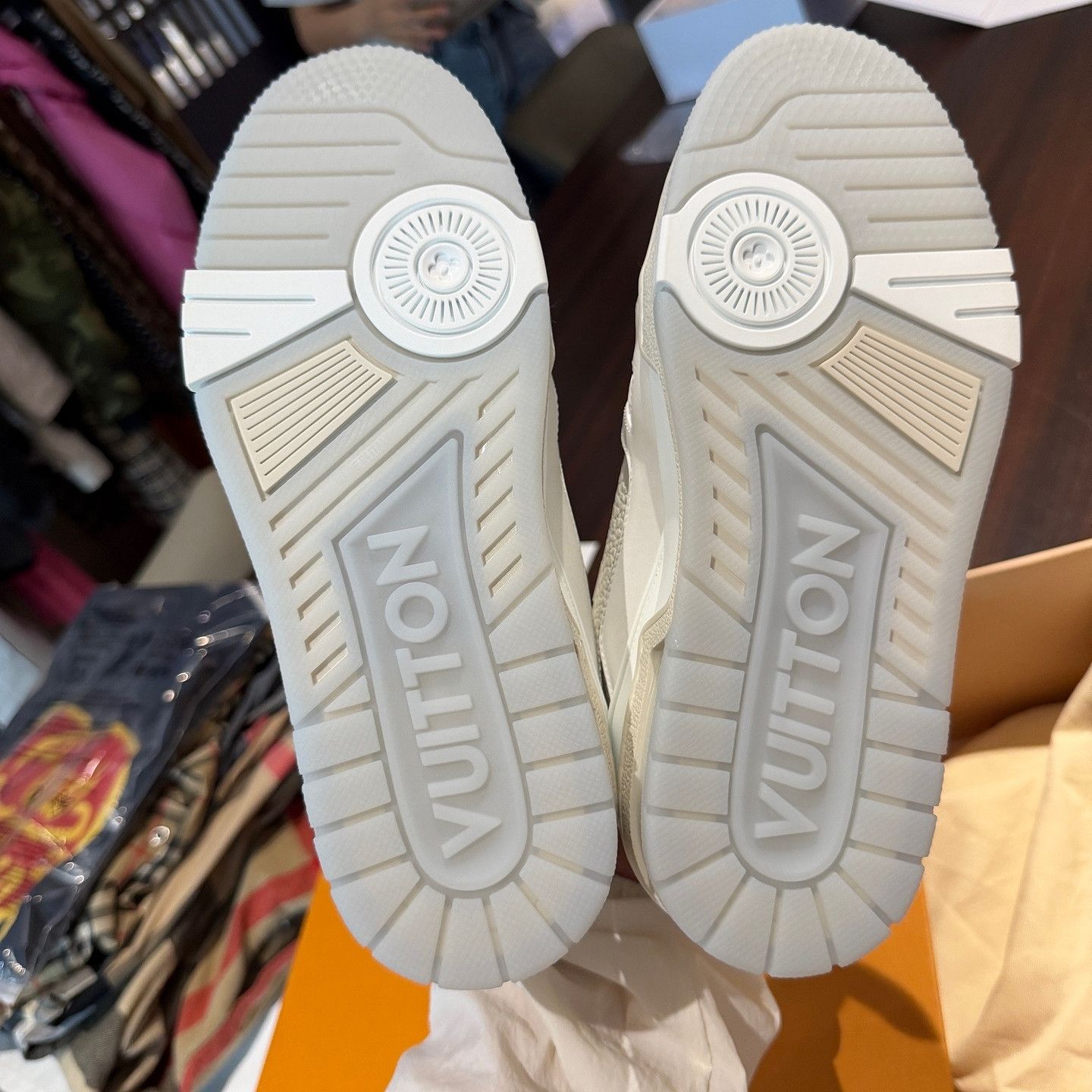 Louis Vuitton Louis Vuitton White Trainer Low-Top Sneakers Size 37 Size US 7 / IT 37 - 4 Thumbnail