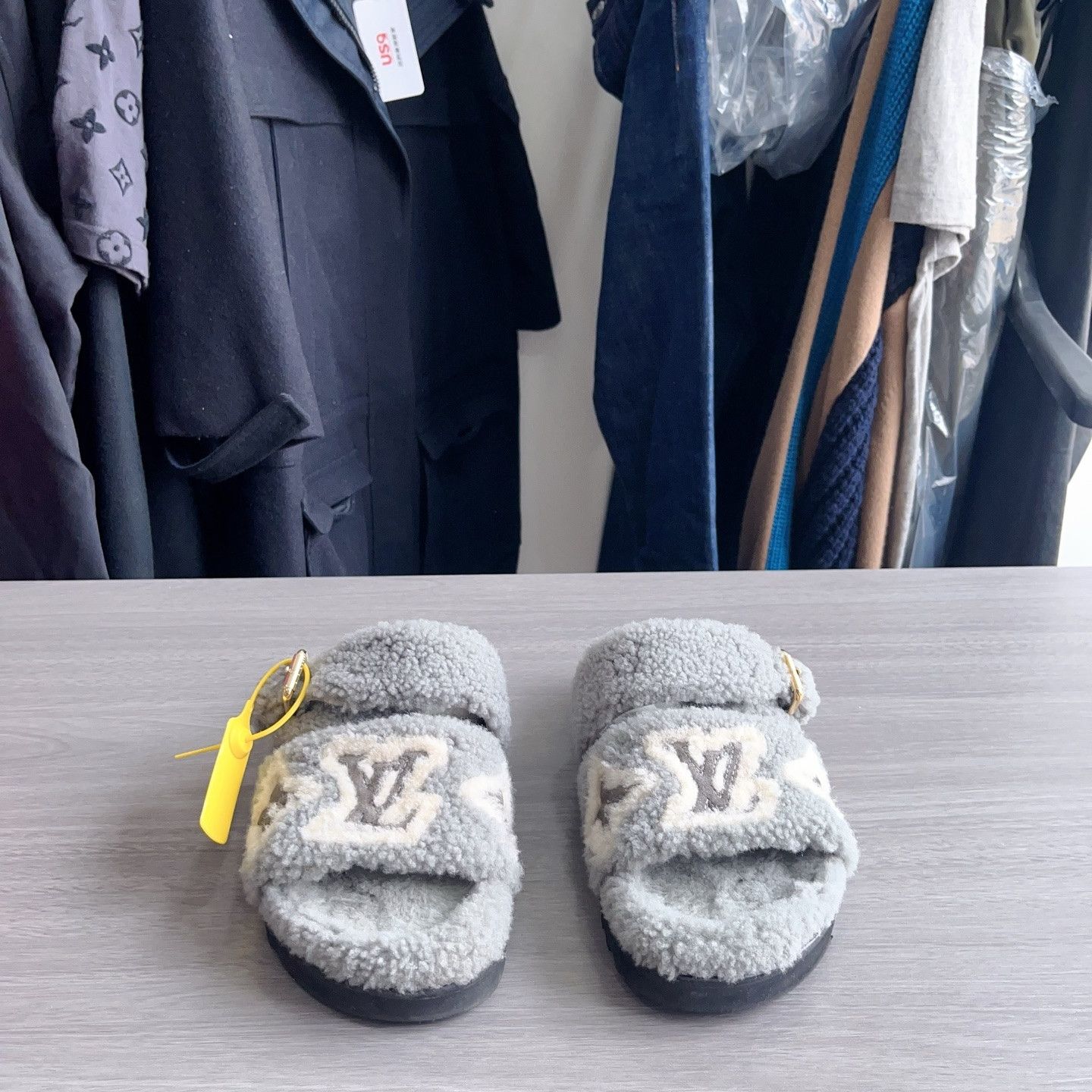 Louis Vuitton Louis Vuitton Paseo Shearling Sandals Size 37 Size US 6 / IT 36 - 2 Thumbnail
