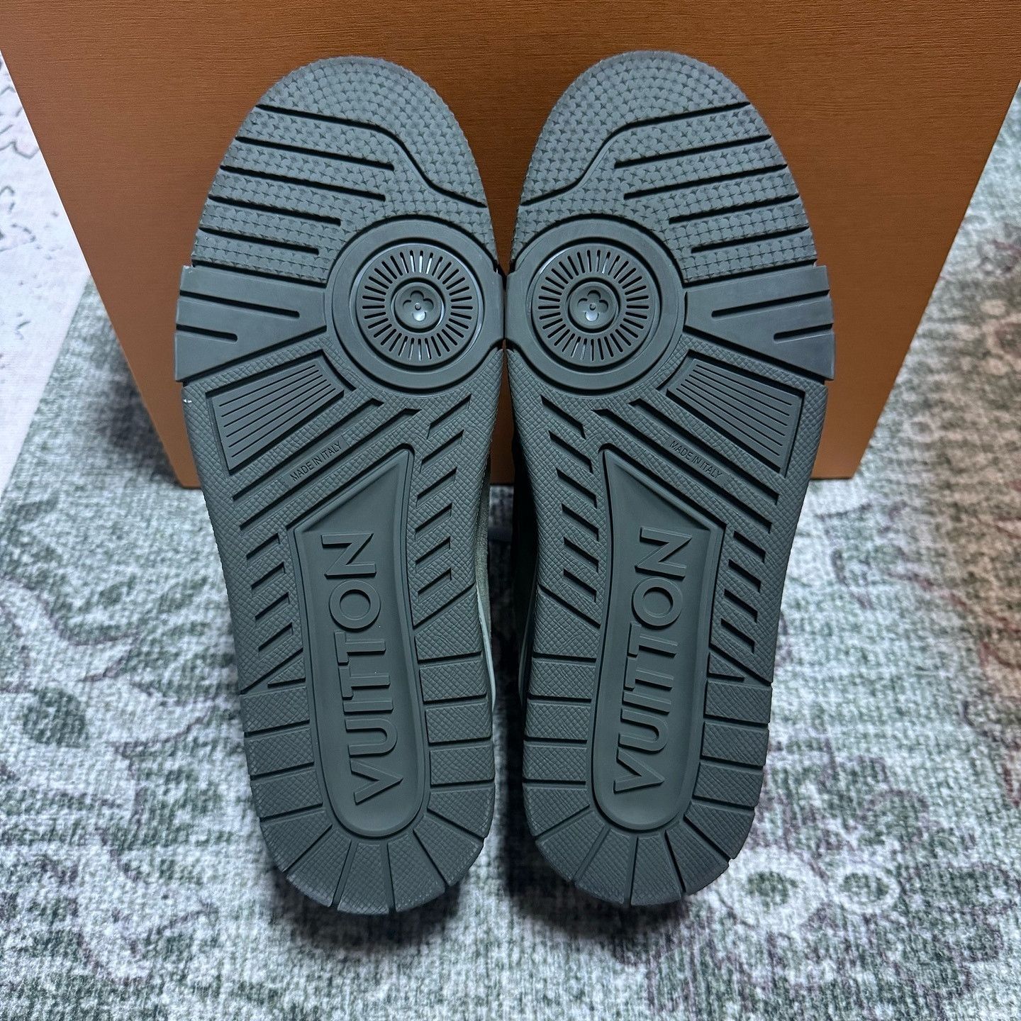Louis Vuitton Louis Vuitton Green Low-Top Sneakers US 7.5 Size US 7.5 / EU 40-41 - 4 Thumbnail