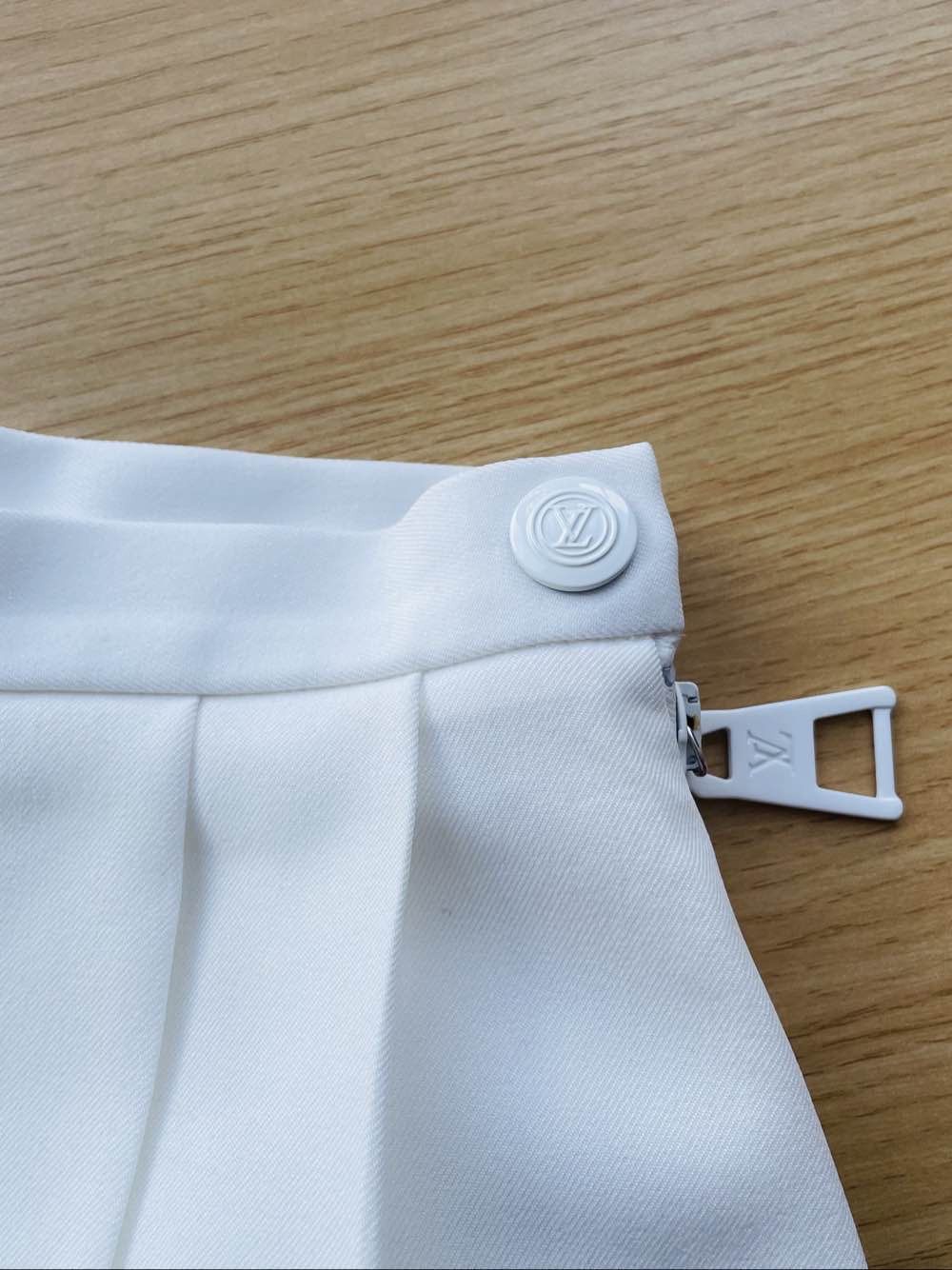 Louis Vuitton Louis Vuitton White Pleated Mini Skirt Size 36 Size 26" / US 2 / IT 38 - 5 Thumbnail
