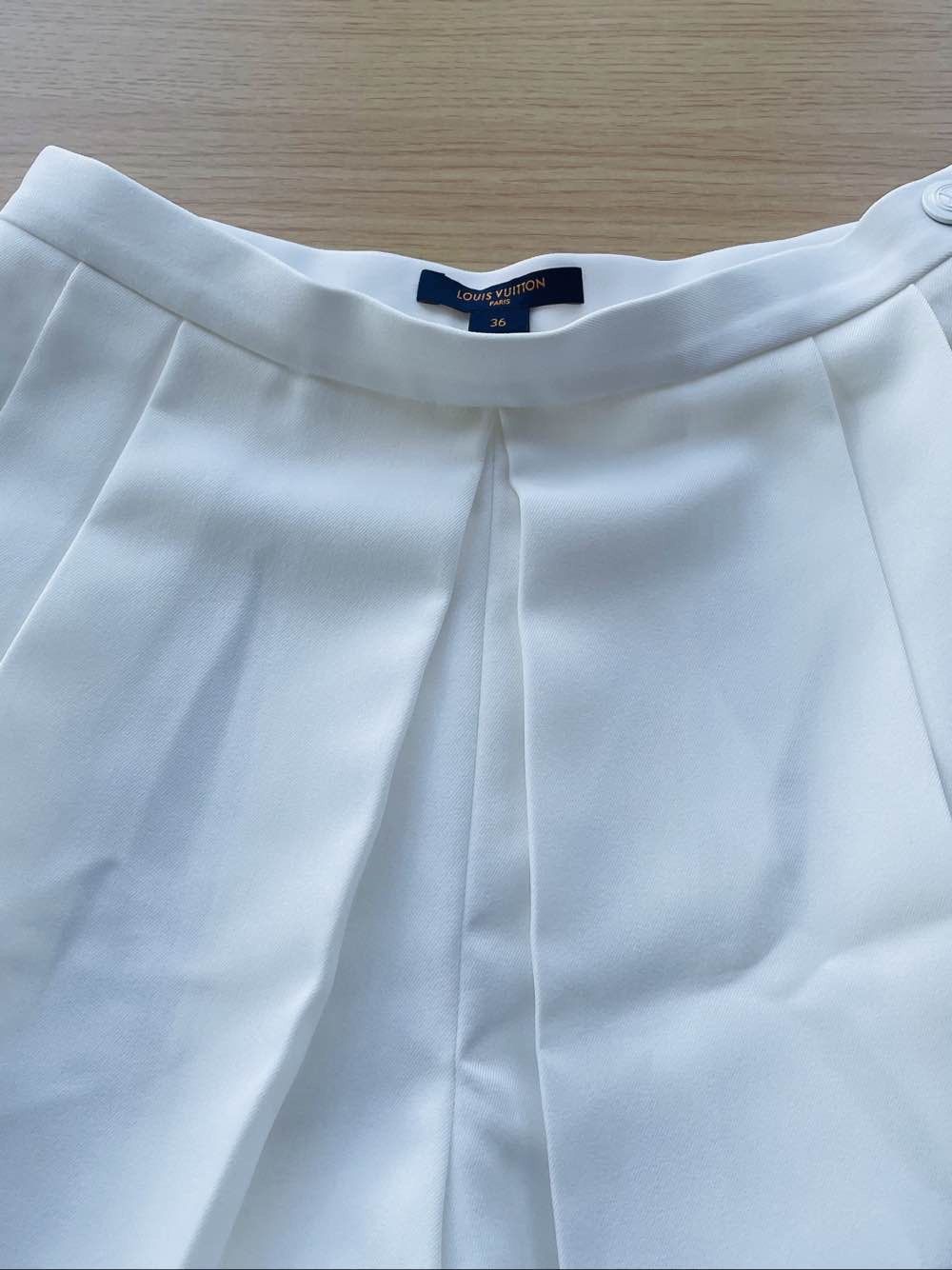 Louis Vuitton Louis Vuitton White Pleated Mini Skirt Size 36 Size 26" / US 2 / IT 38 - 6 Thumbnail