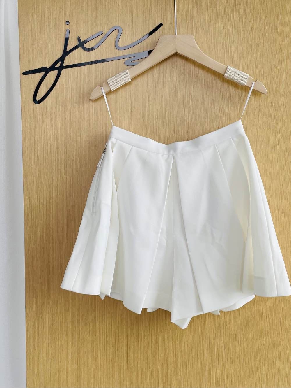Louis Vuitton Louis Vuitton White Pleated Mini Skirt Size 36 Size 26" / US 2 / IT 38 - 2 Thumbnail
