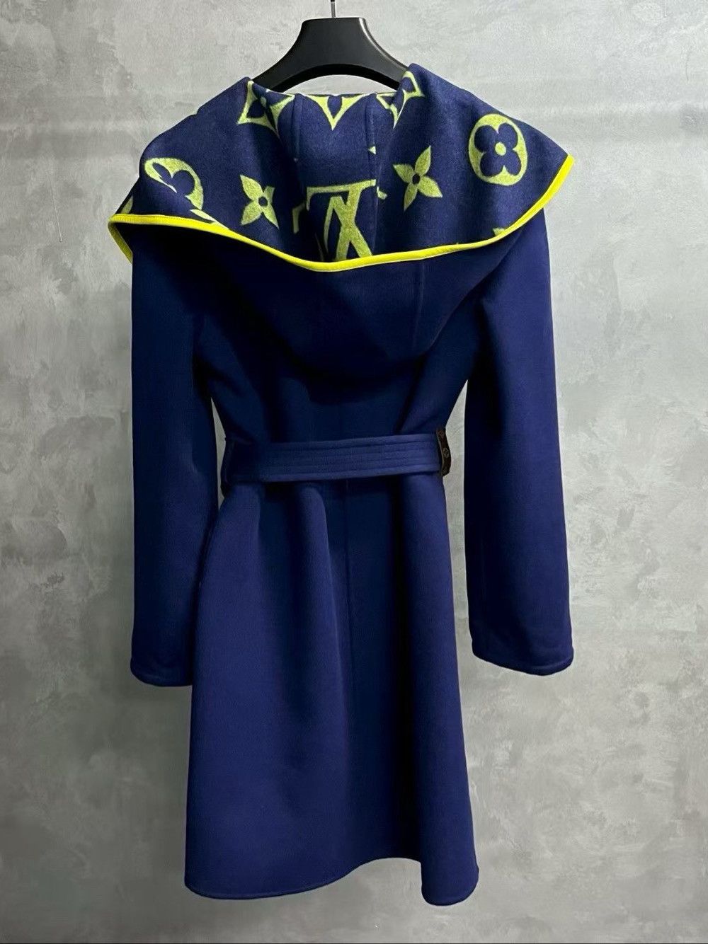 Louis Vuitton Louis Vuitton Monogram Hooded Wrap Coat Size 40 Size M / US 6-8 / IT 42-44 - 2 Thumbnail