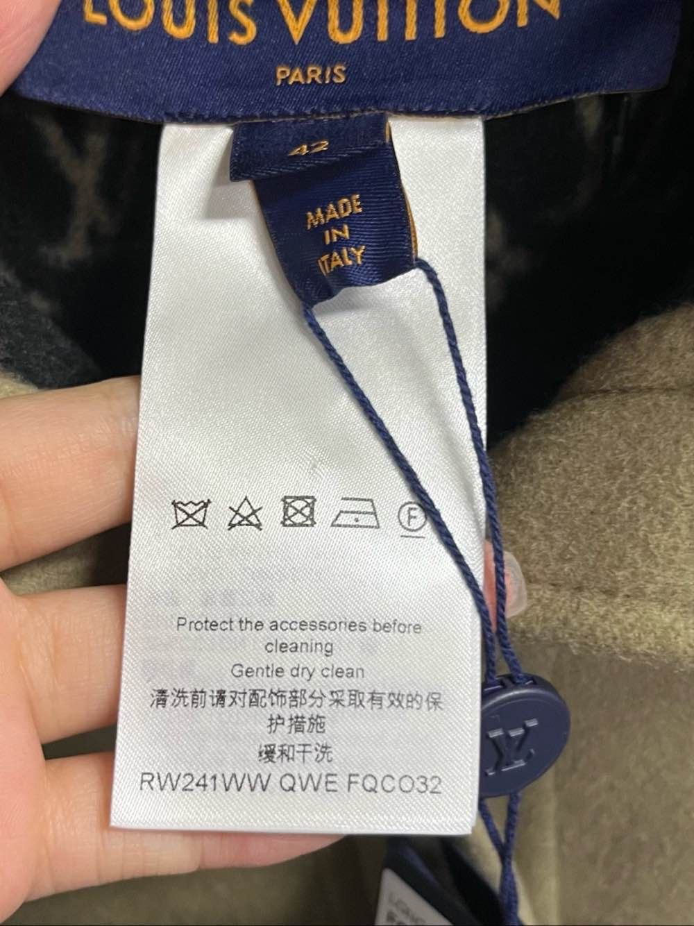 Louis Vuitton Louis Vuitton Monogram Reversible Cape Coat Size 42 Size M / US 6-8 / IT 42-44 - 4 Thumbnail
