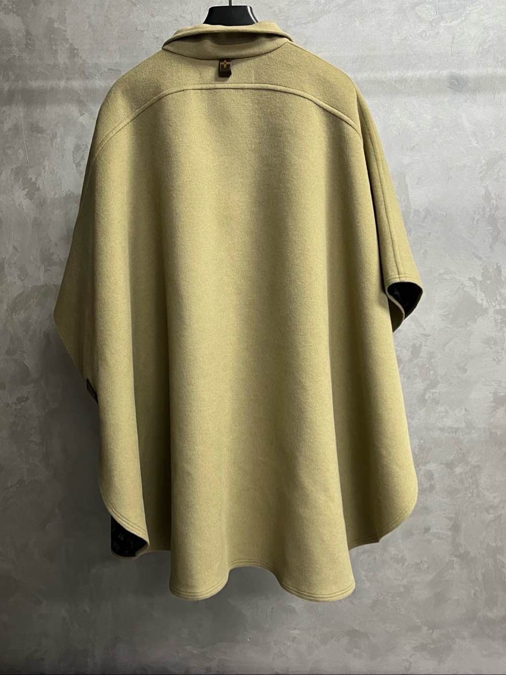 Louis Vuitton Louis Vuitton Monogram Reversible Cape Coat Size 42 Size M / US 6-8 / IT 42-44 - 2 Thumbnail