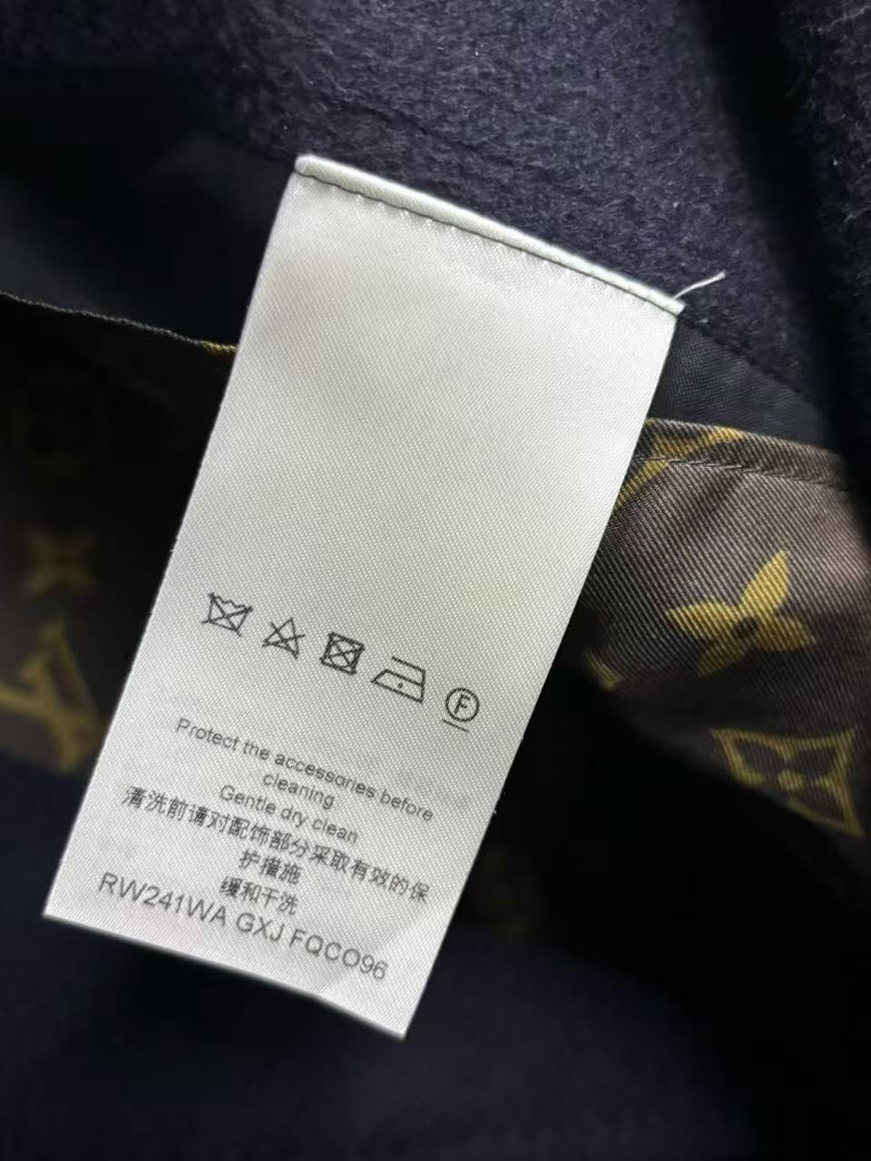 Louis Vuitton Louis Vuitton Navy Double-Breasted Coat Size 36 Size XS / US 0-2 / IT 36-38 - 4 Thumbnail