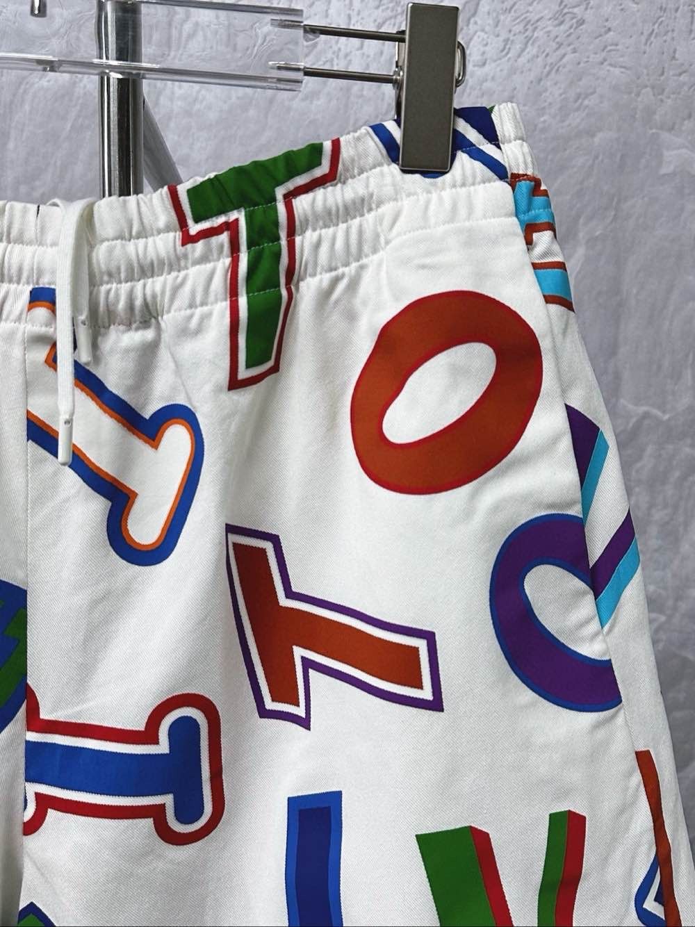 Louis Vuitton Louis Vuitton x NBA Logo Printed Shorts Size S Size US 30 / EU 46 - 6 Thumbnail