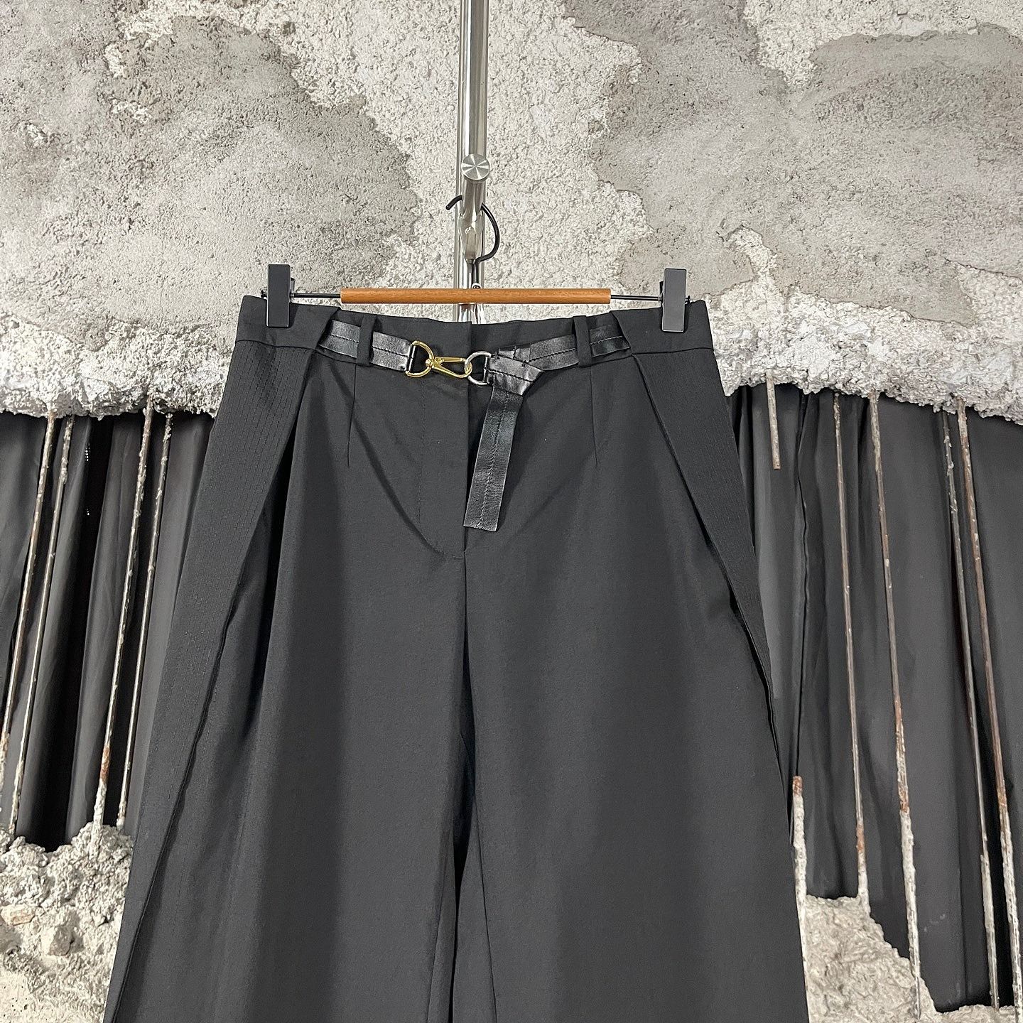 Louis Vuitton Louis Vuitton Belted Wide Leg Pants Black Size 34 Size 24" / US 00 / IT 34 - 5 Thumbnail