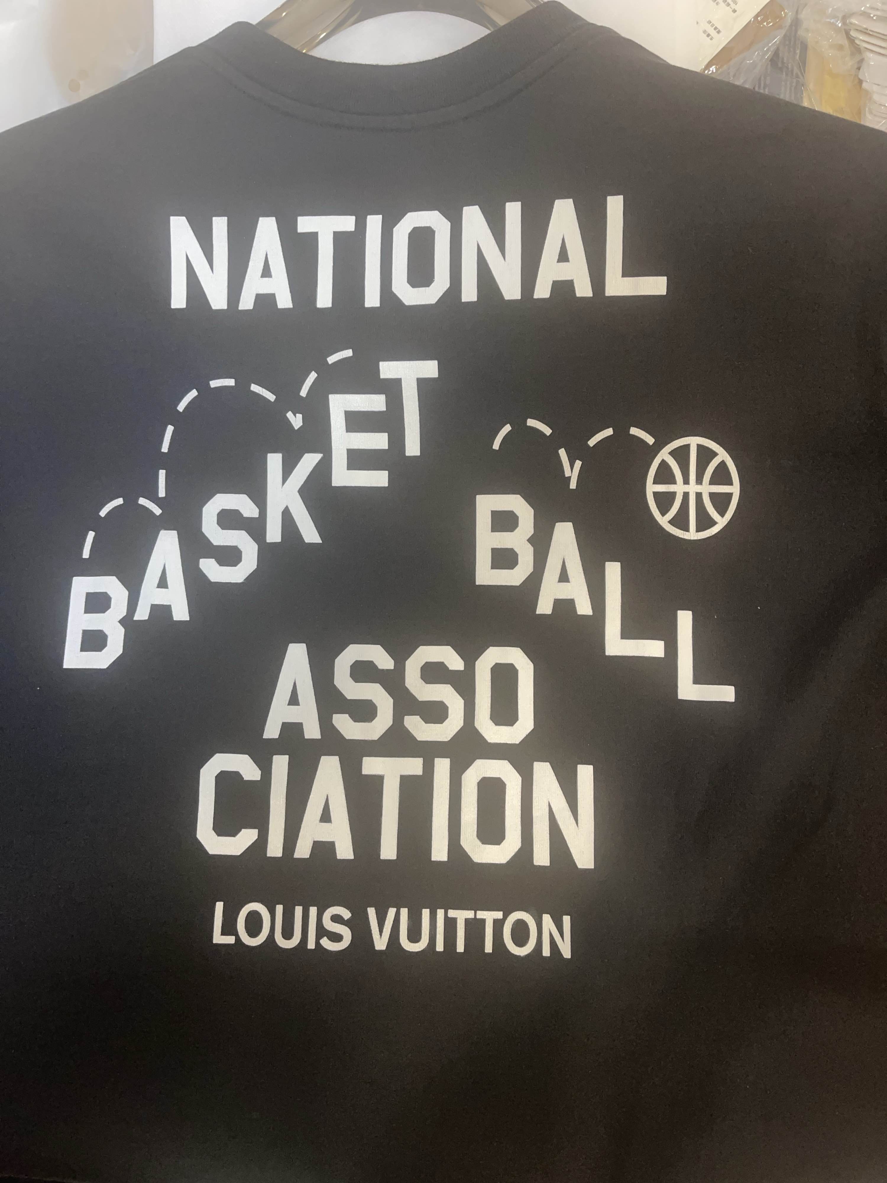 Louis Vuitton Louis Vuitton x NBA Logo T-Shirt Size S Size US S / EU 44-46 / 1 - 9 Thumbnail