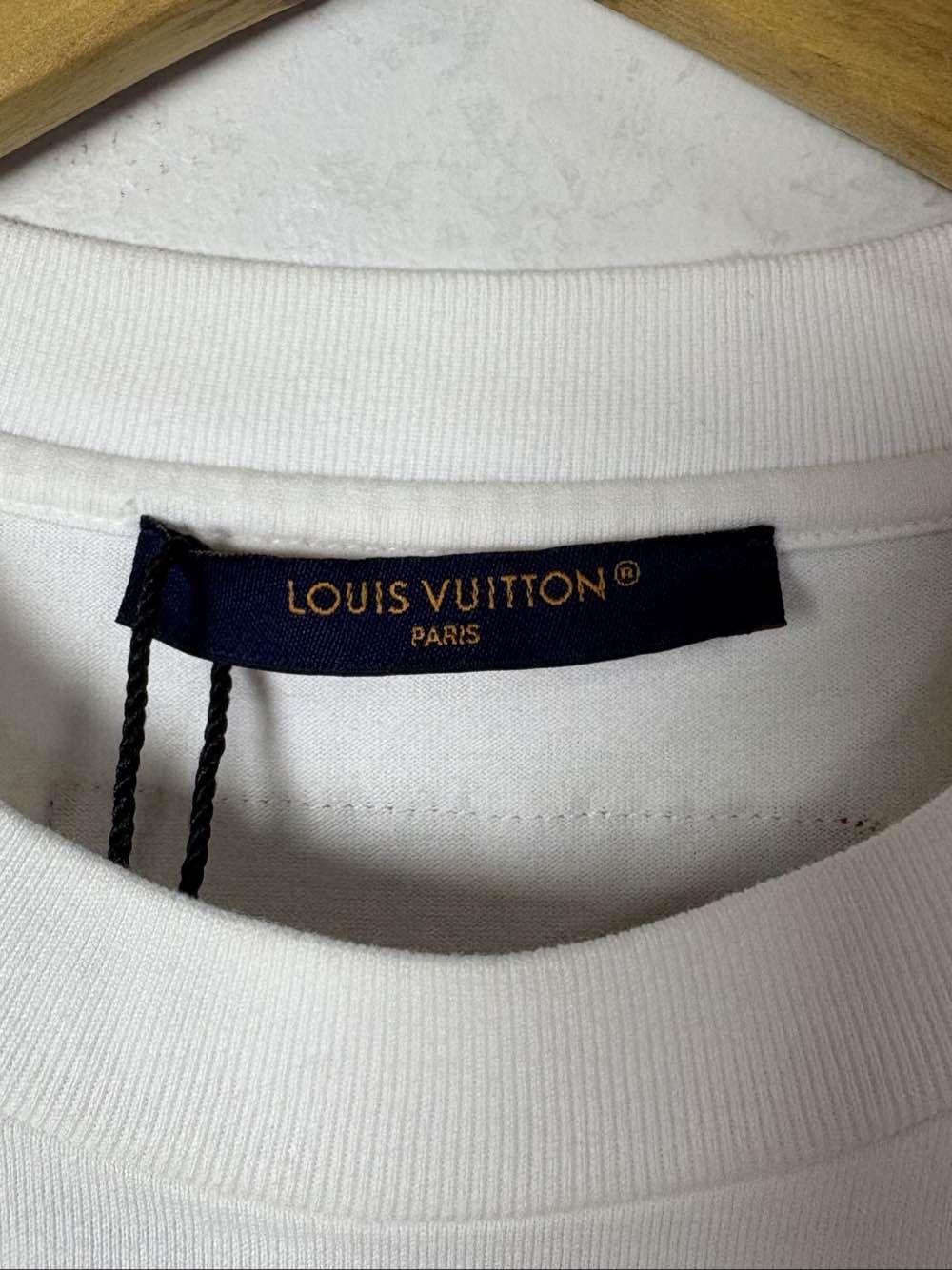 Louis Vuitton Louis Vuitton Logo Embossed T-Shirt Size XS Size US XS / EU 42 / 0 - 3 Thumbnail