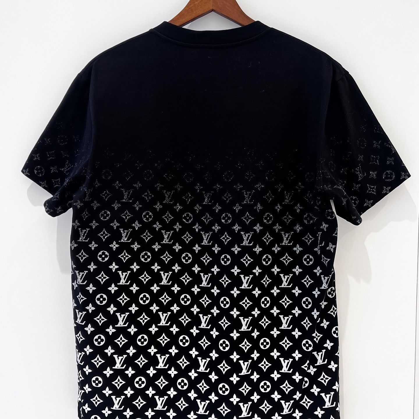 Louis Vuitton Louis Vuitton Monogram Gradient T-Shirt Size XL Size US XL / EU 56 / 4 - 2 Thumbnail